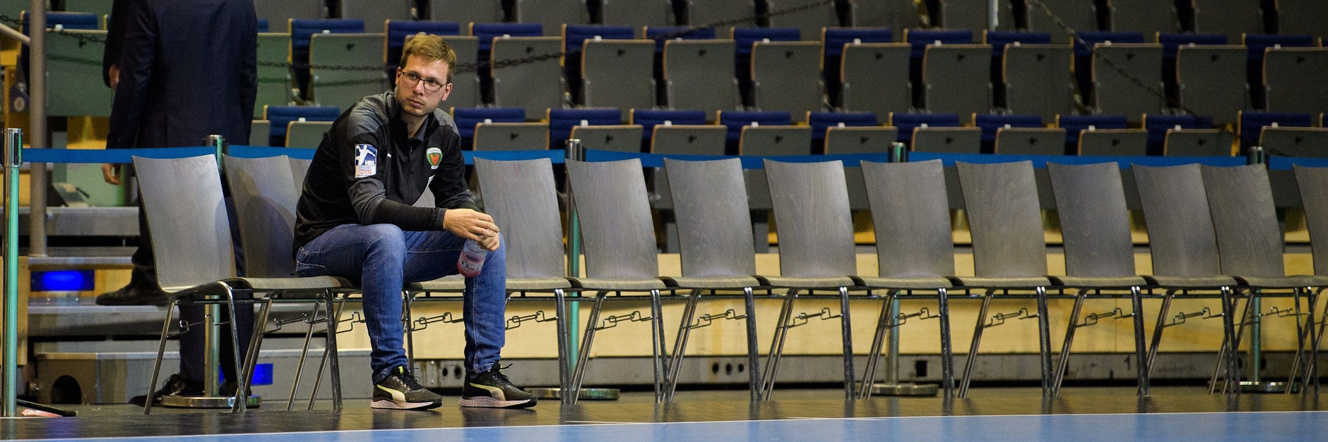 Keine Fans da? Das kennt Füchse-Trainer Jaron Siewert auch aus der Schmelinghalle.&nbsp;