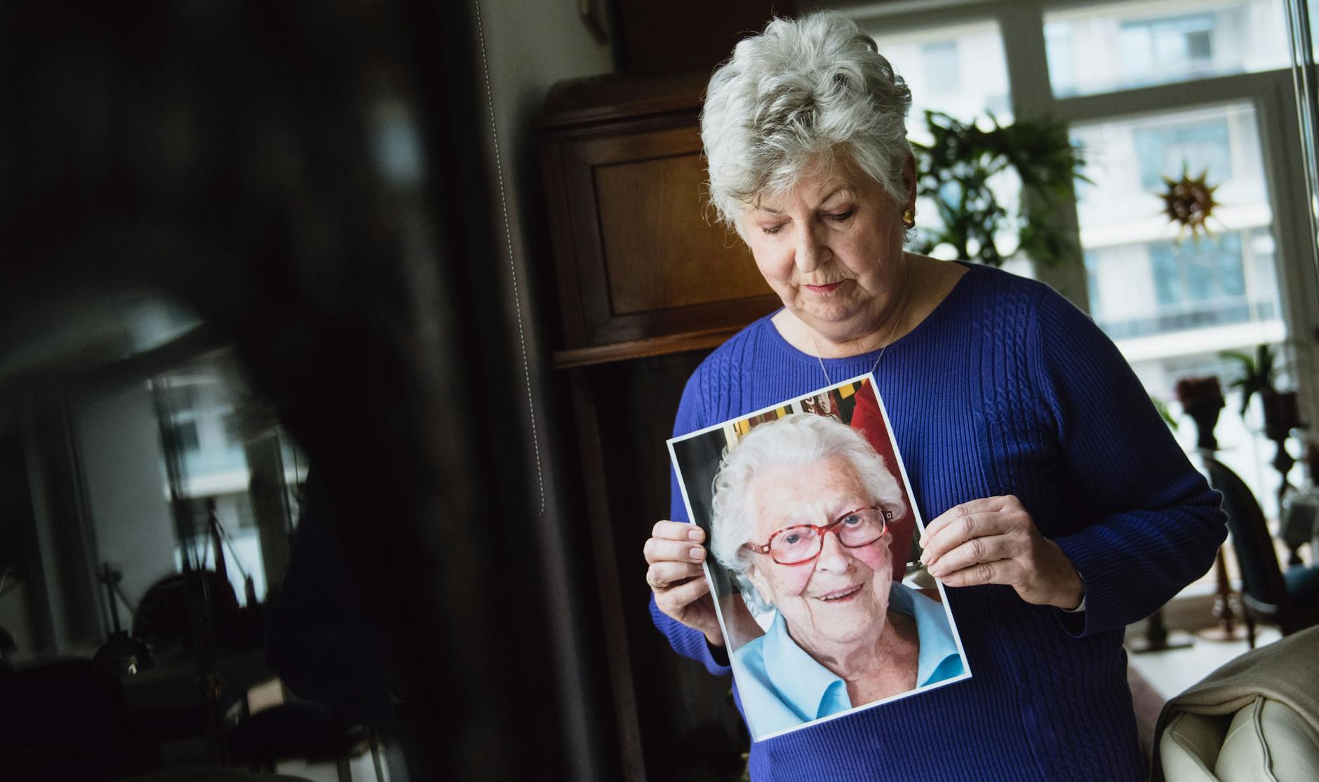 Gabriele Dornemann-Beitz zeigt ein Foto ihrer Mutter Marianne Dornemann.<br>