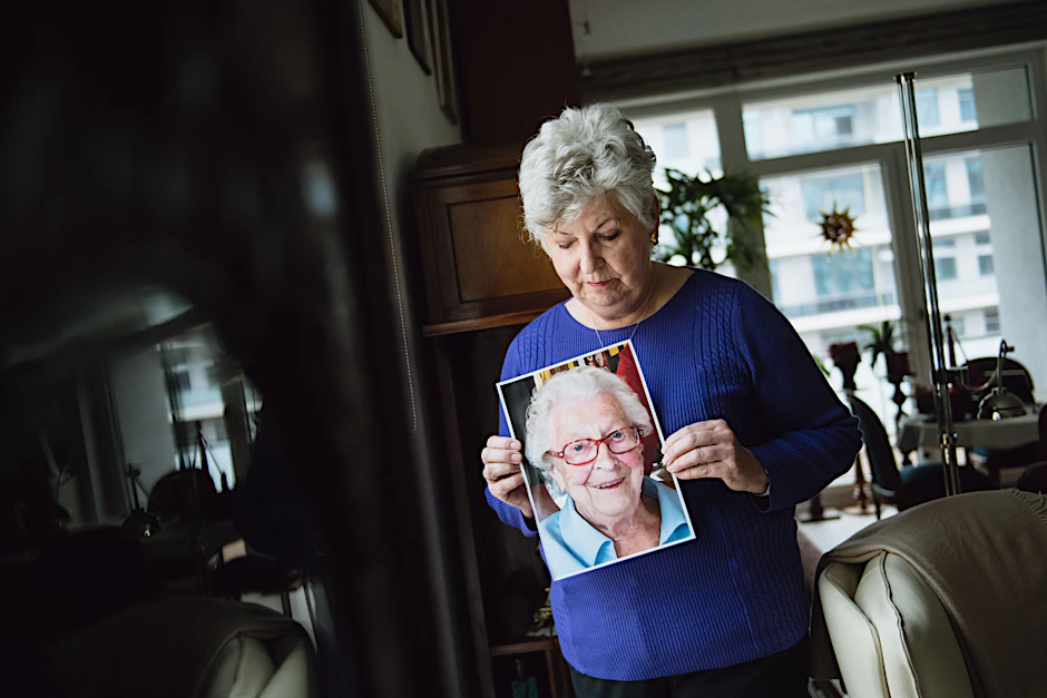 Gabriele Dornemann-Beitz zeigt ein Foto ihrer Mutter Marianne Dornemann.<br>
