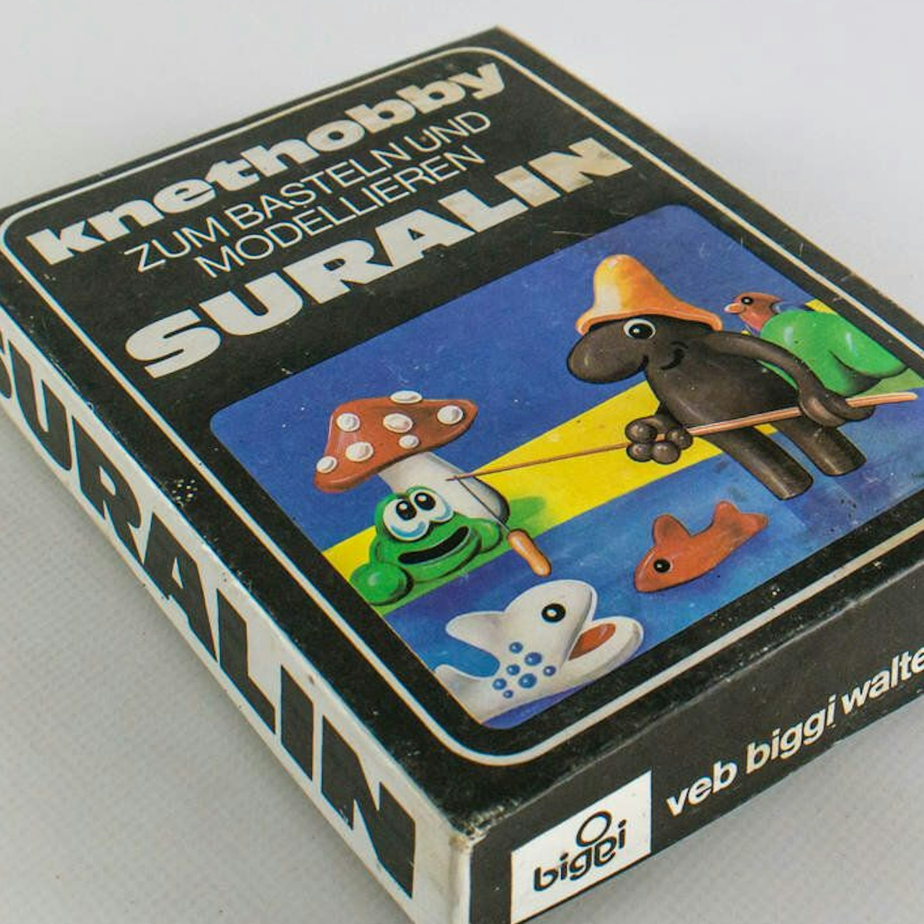 Mit Suralin-Knetmasse konnten kleine Figuren geknetet werden.