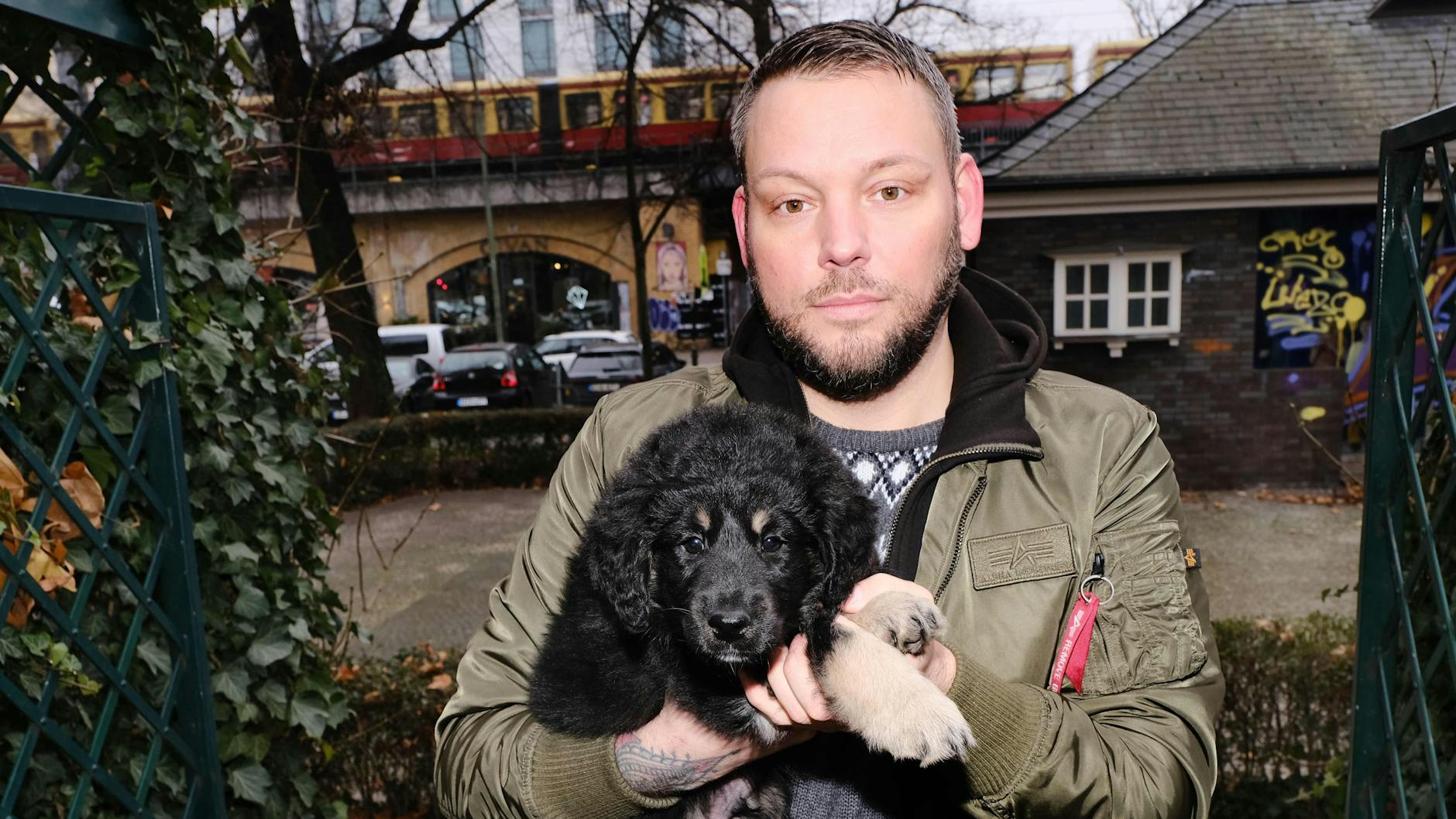 Tierschützer Stefan Klippstein mit seinem Welpen Hund Schorsch, den er einem Händler abnahm.<br>