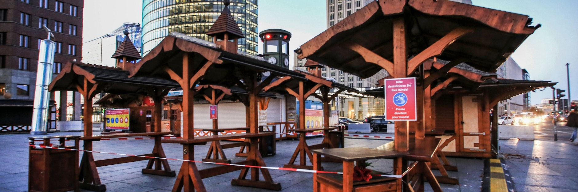 Verwaiste Glühweinstände am Potsdamer Platz. Noch vor Weihnachten wollen Bund und Länder den Lockdown verschärfen.