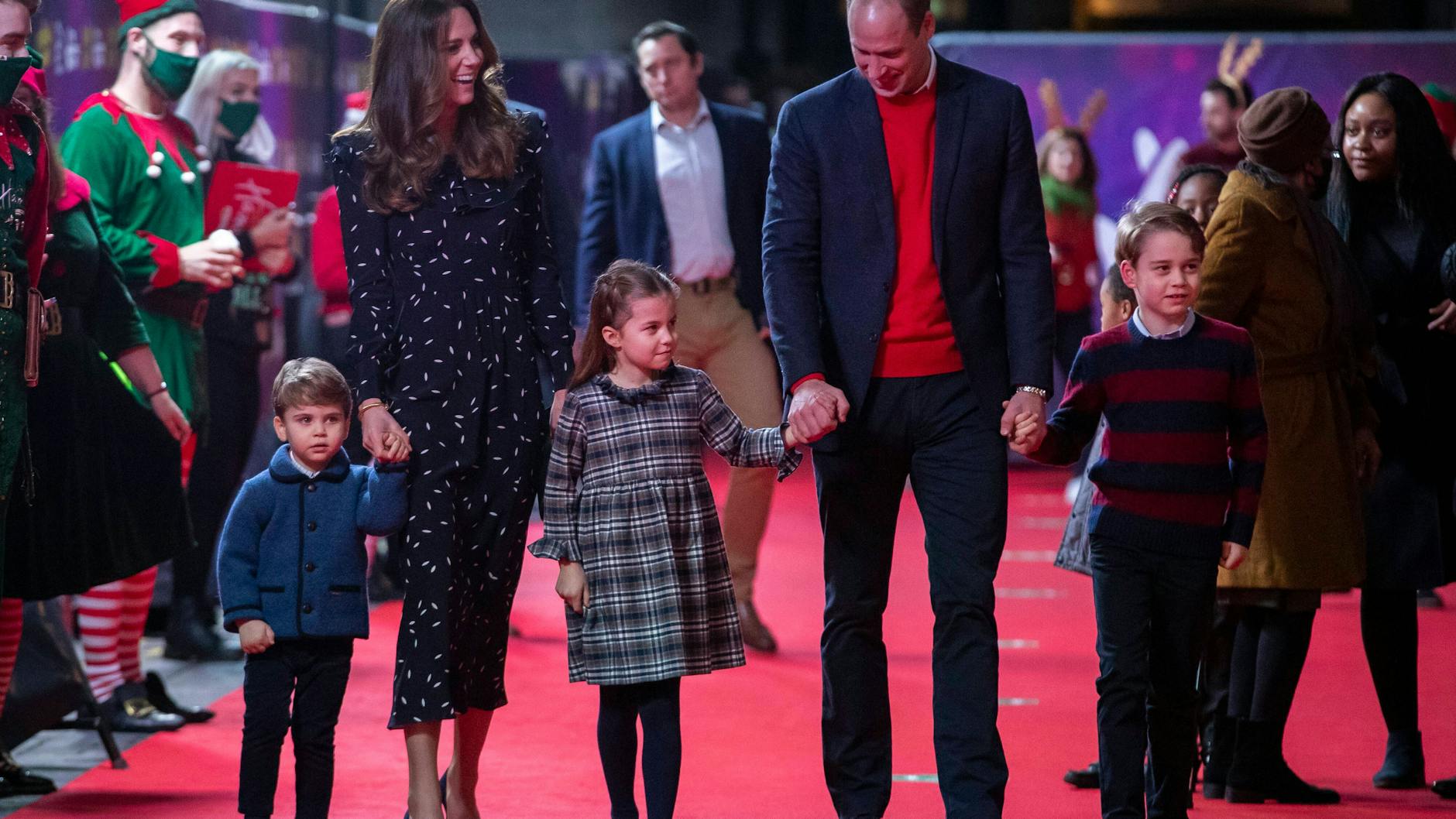 Prinz William und Herzogin Kate besuchen mit ihren Kindern Pantomime Vorstellung in London.
