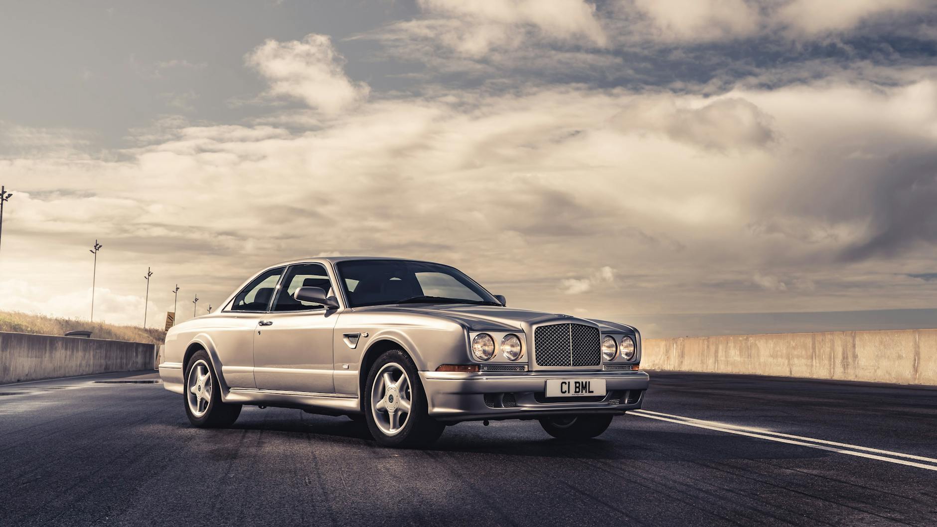 Kraft und Komfort: Der Continental R bot beides im Überfluss, doch nur mit dickem Bankkonto öffneten sich die Türen für Erstkäufer des Bentleys. 