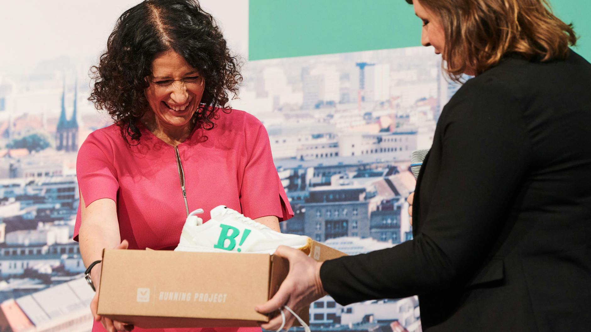Laufschuhe für den Powerspurt ins Rote Rathaus, das dann Grün werden soll: Bettina Jarasch freute sich über das Geschenk von Antje Kapek