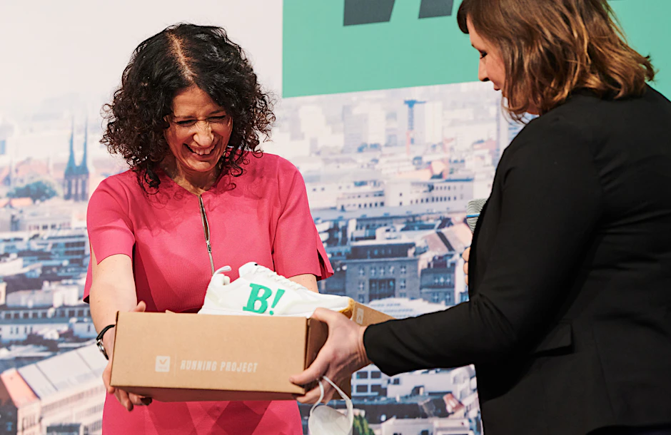 Laufschuhe für den Powerspurt ins Rote Rathaus, das dann Grün werden soll: Bettina Jarasch freute sich über das Geschenk von Antje Kapek
