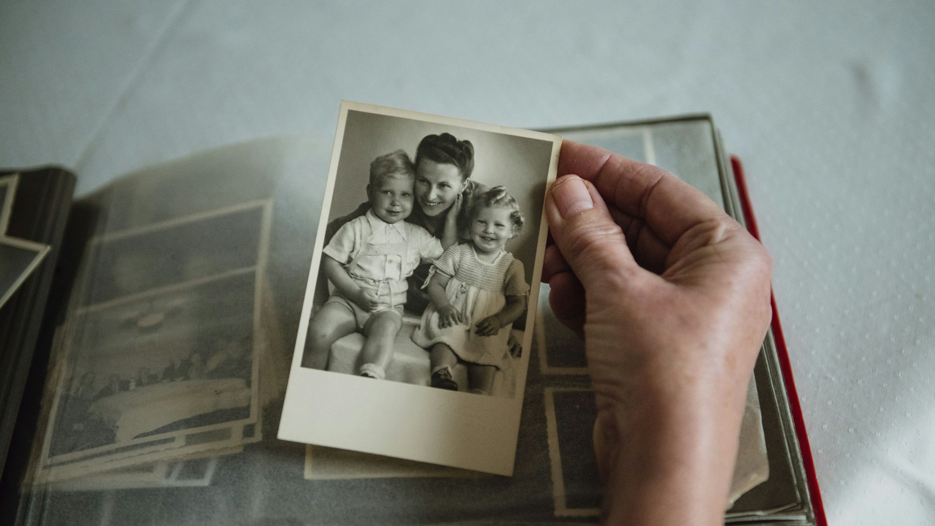 Marianne Dornemann mit ihren beiden Kindern Hans-Jörg und Gabriele Ende der 40er-Jahre.<br>