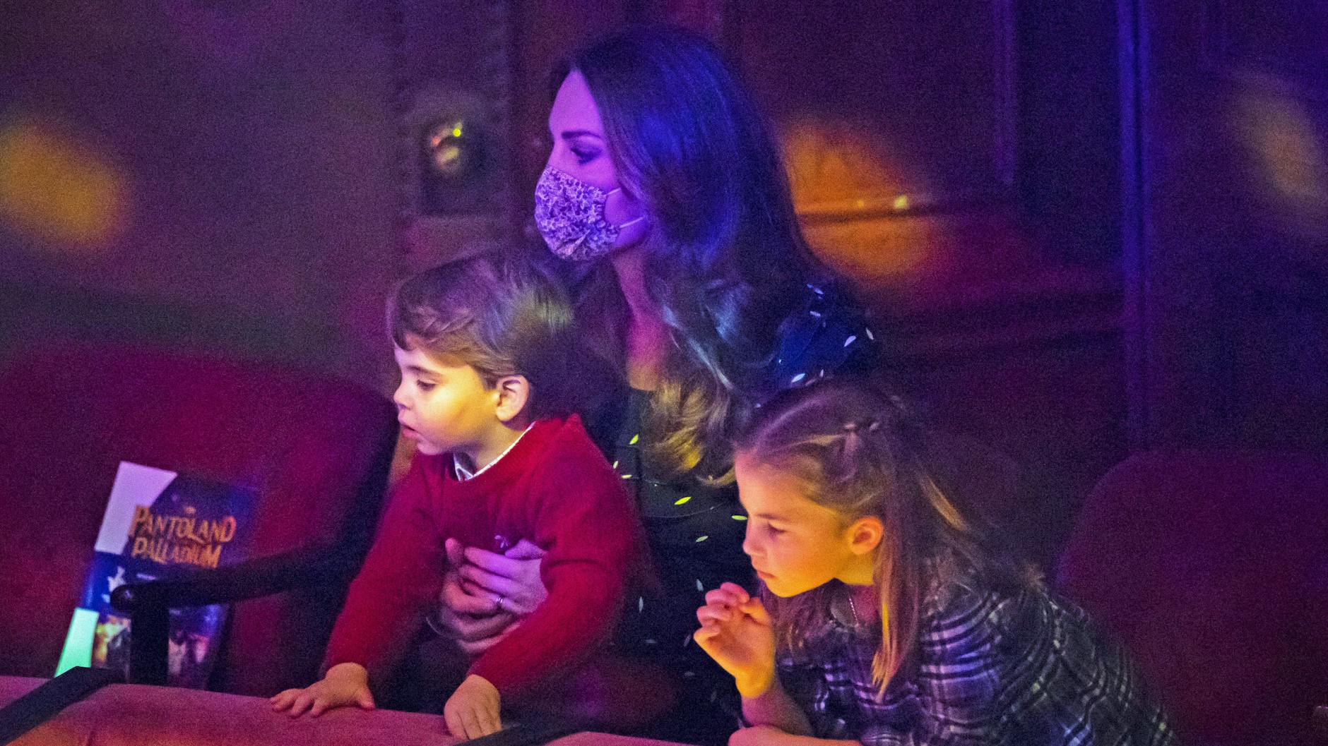 Herzogin Kate mit Mundschutz und ihre beiden Kinder Charlotte und Louis