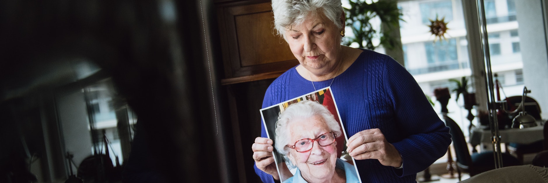 Gabriele Dornemann-Beitz zeigt ein Foto ihrer Mutter Marianne Dornemann. <br>