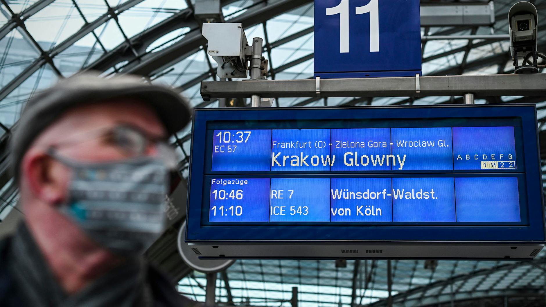 Ein alter Bekannter kehrt auf die Anzeigetafeln im Berliner Hauptbahnhof zurück. Doch touristische Reisen sind wegen Corona nicht möglich. In Polen sind zudem Hotels und Restaurants geschlossen.