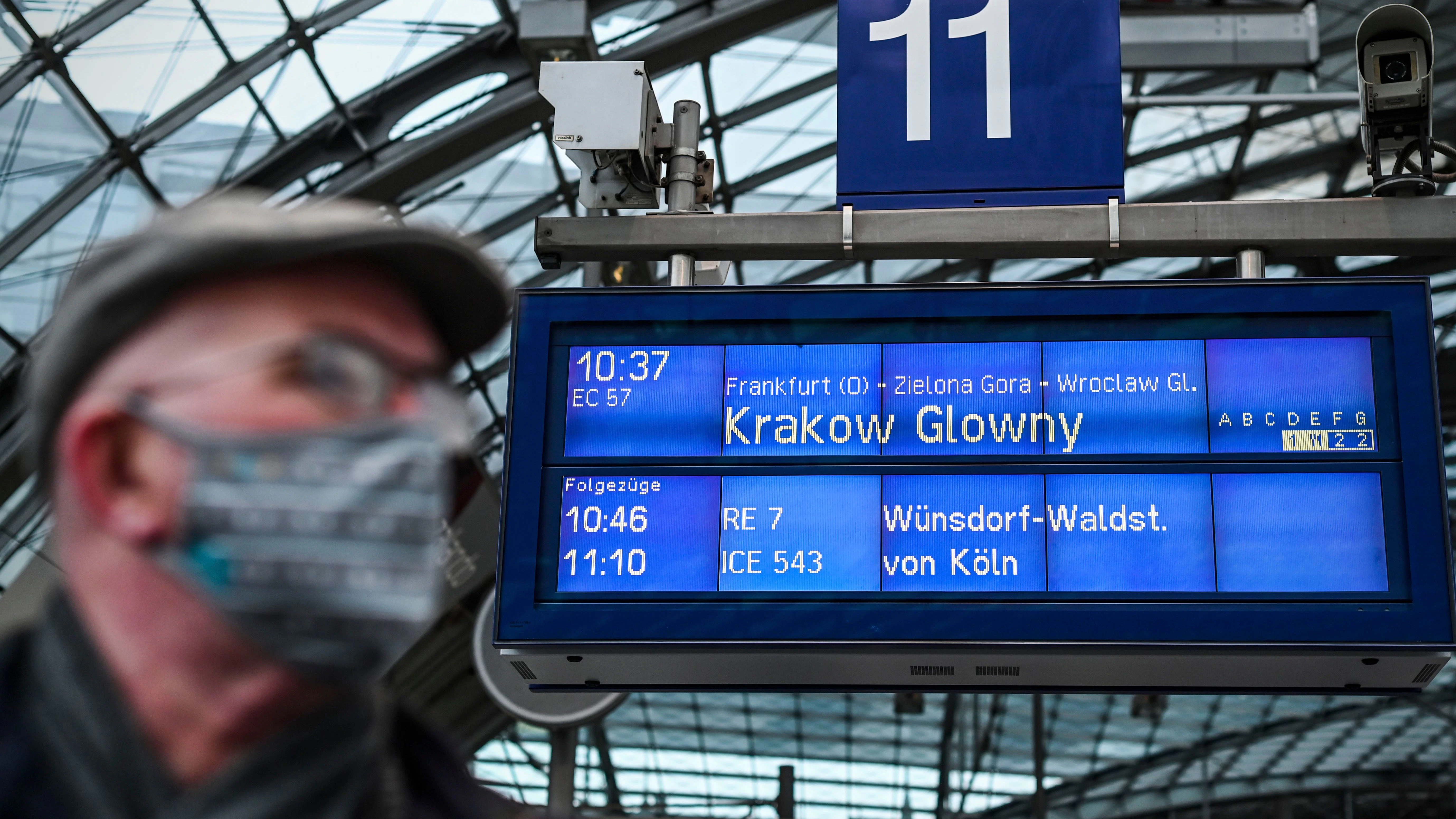 Ein alter Bekannter kehrt auf die Anzeigetafeln im Berliner Hauptbahnhof zurück. Doch touristische Reisen sind wegen Corona nicht möglich. In Polen sind zudem Hotels und Restaurants geschlossen.