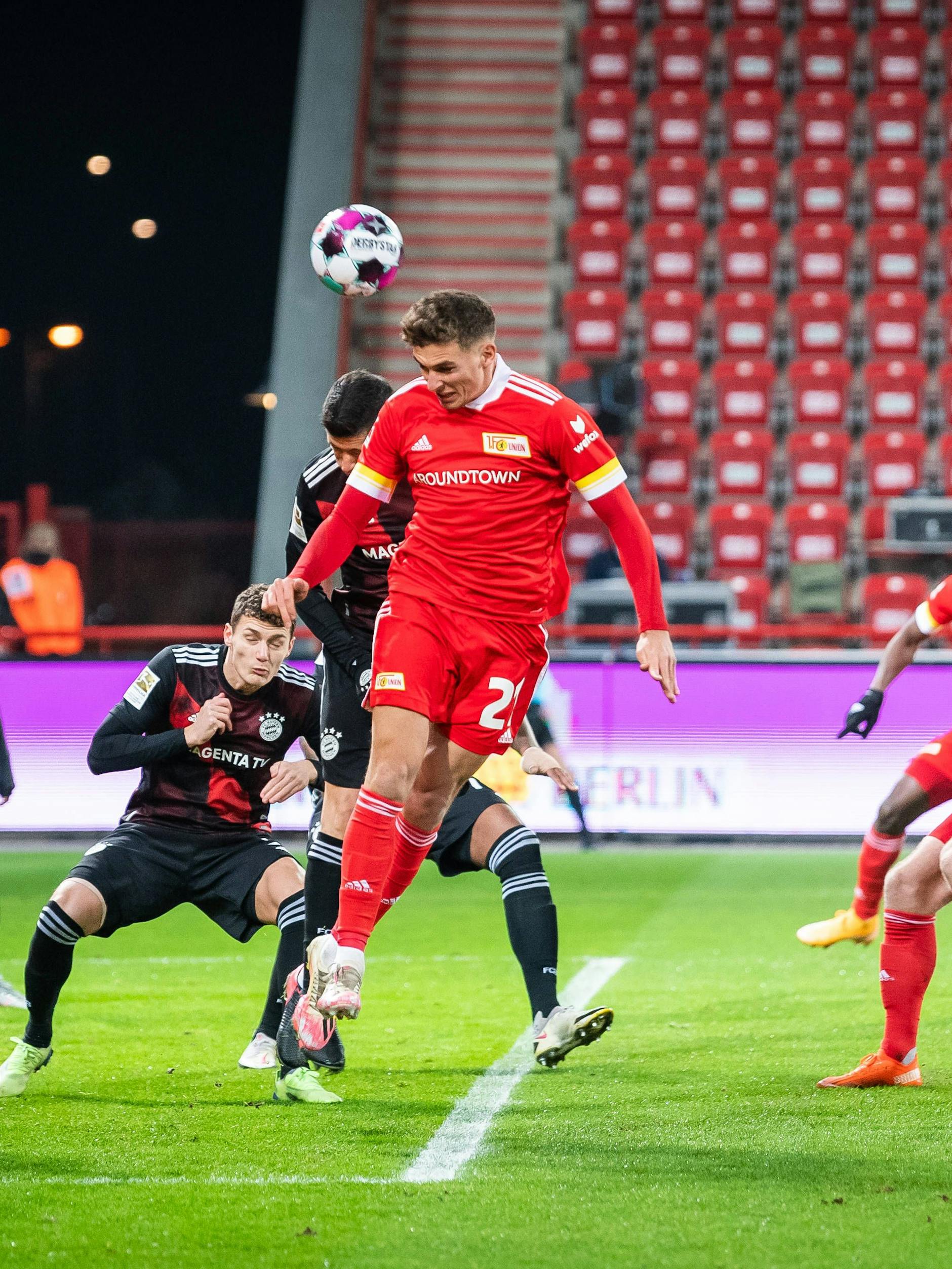 Grischa Prömel düpiert Robert Lewandowski und köpft zum 1:0 gegen die Bayern ein. 