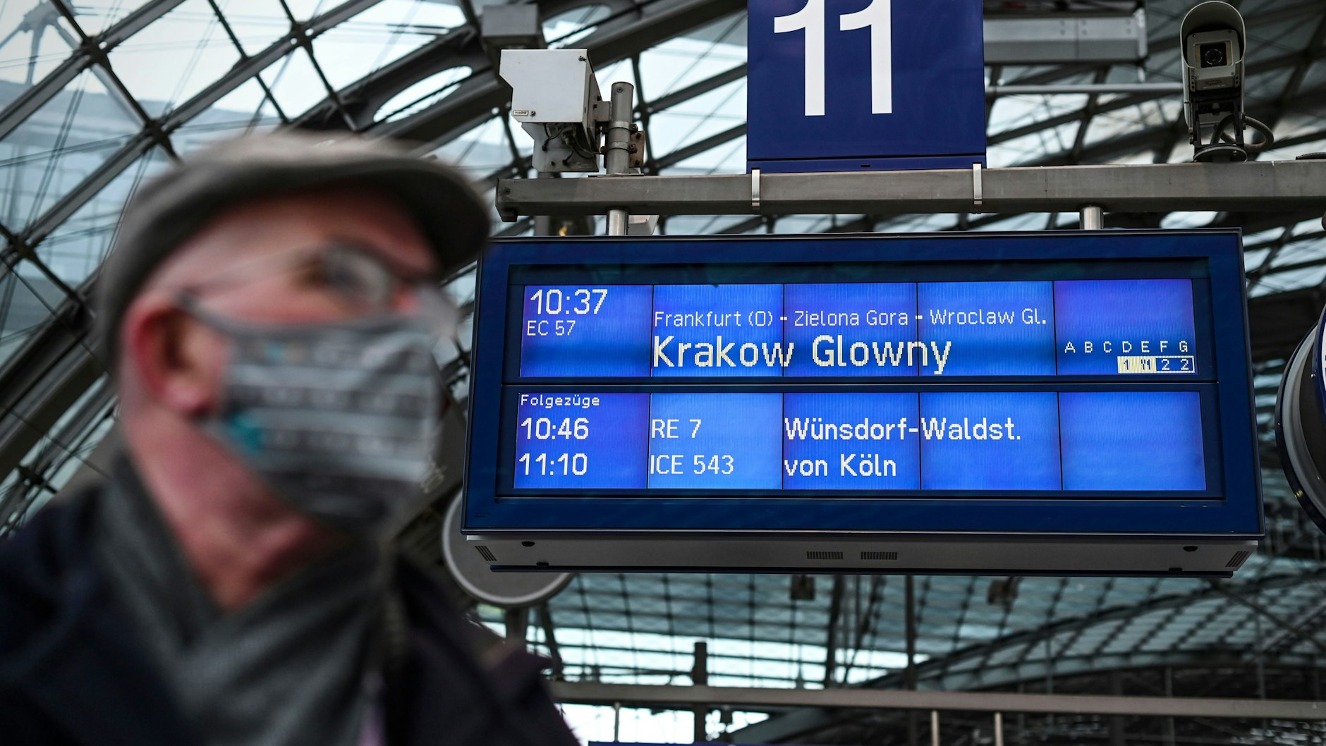 Auch wenn eine Maske getragen wird: Bund und Länder raten von allen nicht zwingend notwendigen Reisen ab.