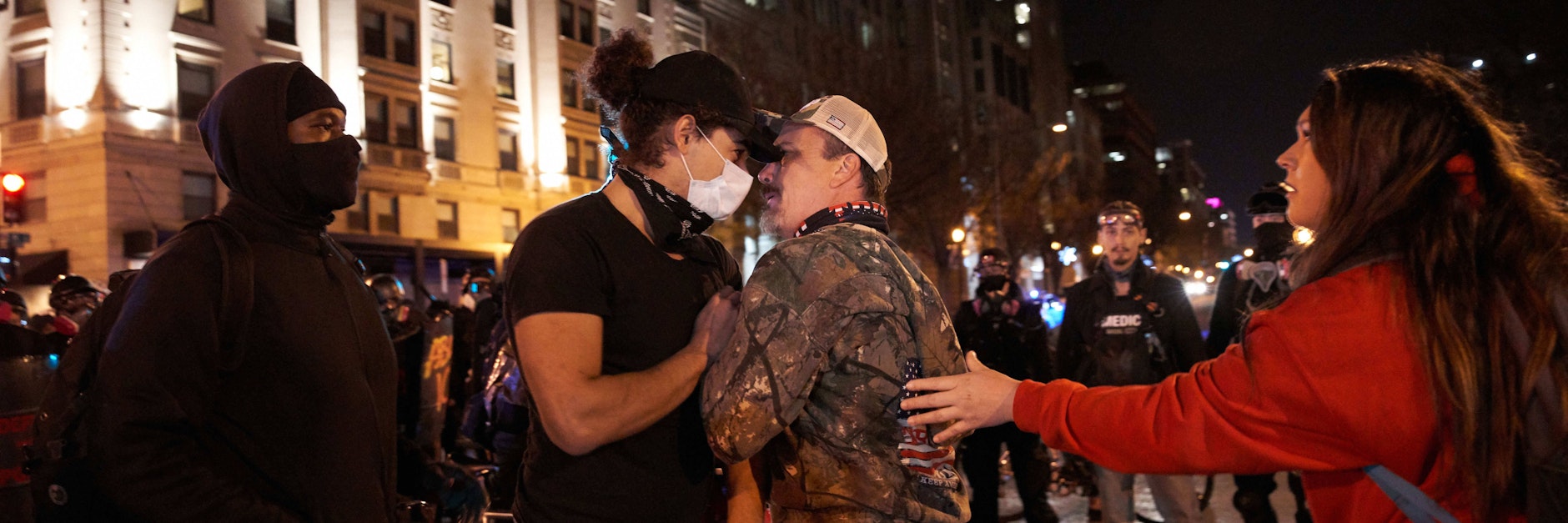 Trump-Gegner (l.) gerieten in Washington mit Anhängern des noch amtierenden US-Präsidenten aneinander.