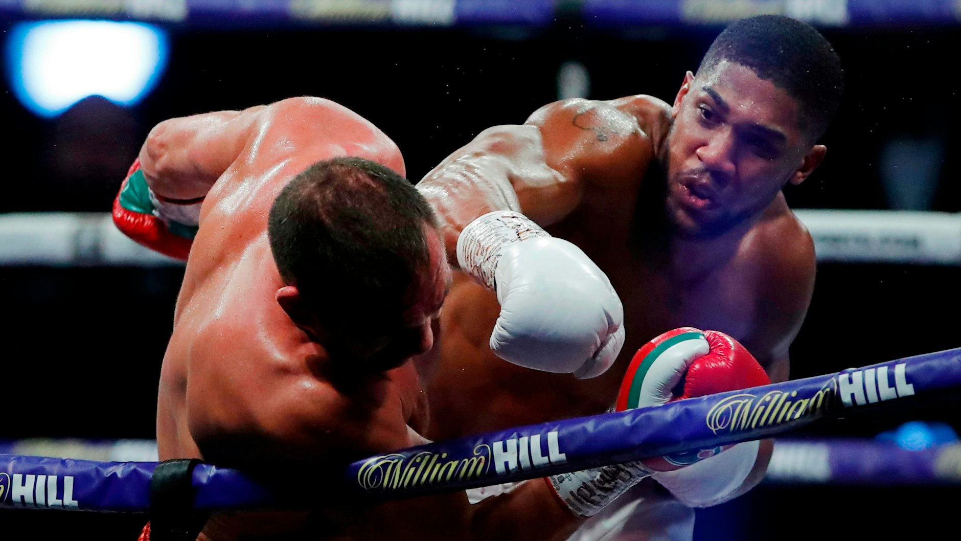 Faust im Ziel: Der Brite Anthony Joshua (r.) besiegt den Bulgaren Kubrat Pulev in Runde neun.&nbsp;