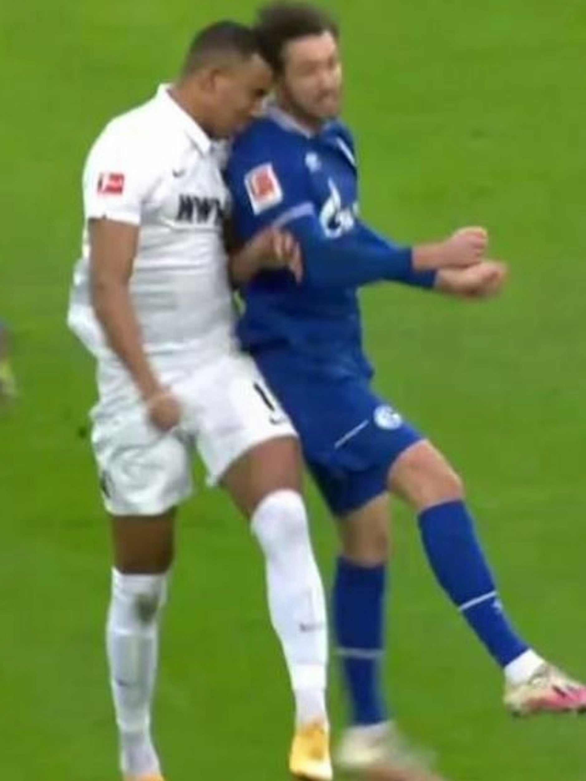 Bei diesem Zusammenprall passierte es: Nach dem Kopfball-Duell mit Felix Uduokhai bricht Schalkes Mark Uth&nbsp; bewusstlos zusammen.&nbsp;