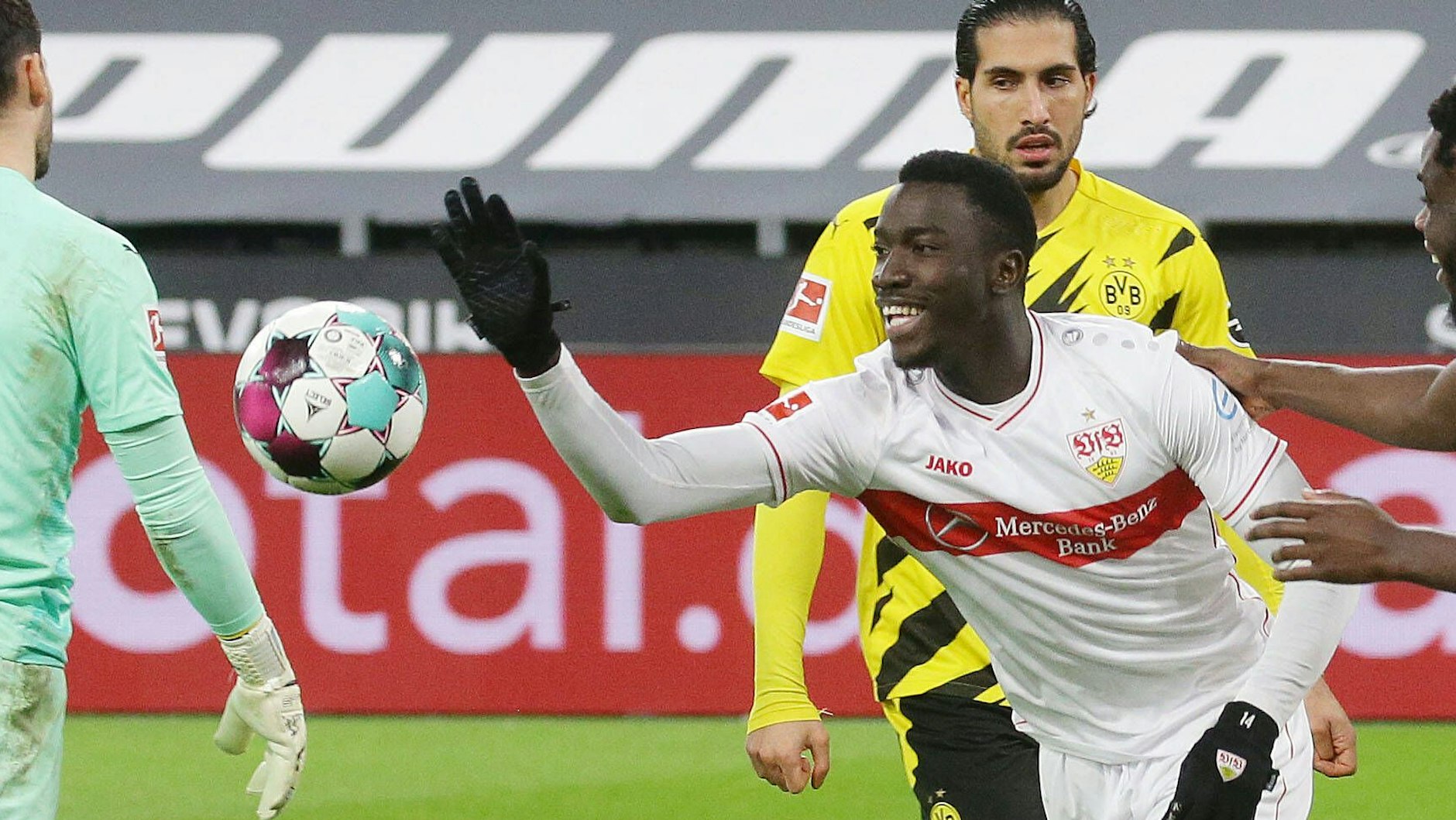 Stuttgarts Doppeltorschütze: Silas Wamangituka (M.) freut sich.