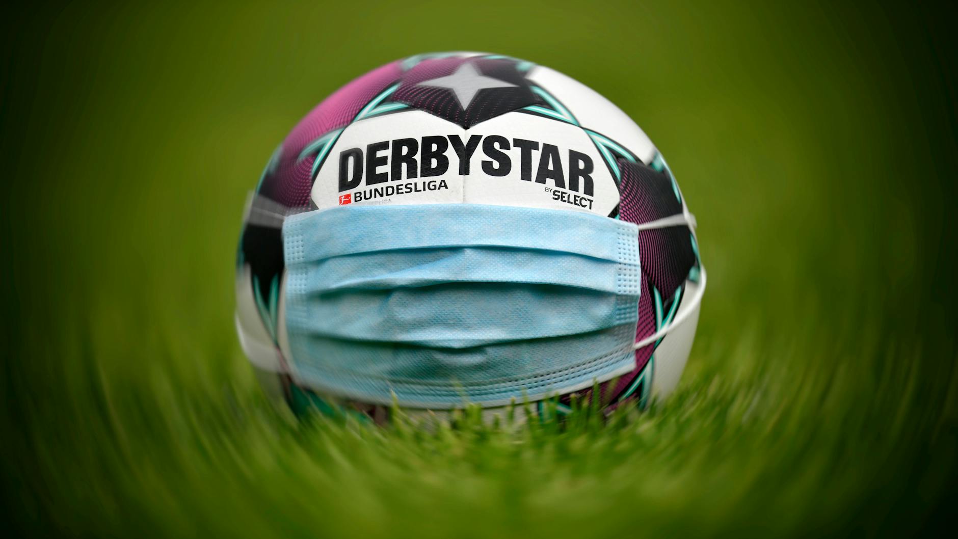 Aufatmen bei den Profis der Fußball-Bundesliga. 