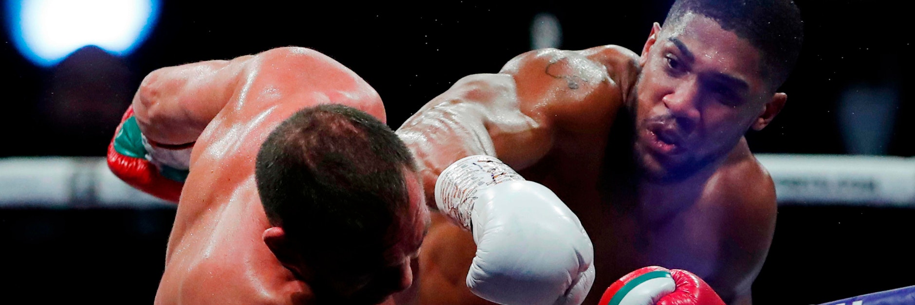 Faust im Ziel: Der Brite Anthony Joshua (r.) trifft Kubrat Pulew, der sich mit Trainer Ulli Wegner vorbereitet hat.&nbsp;