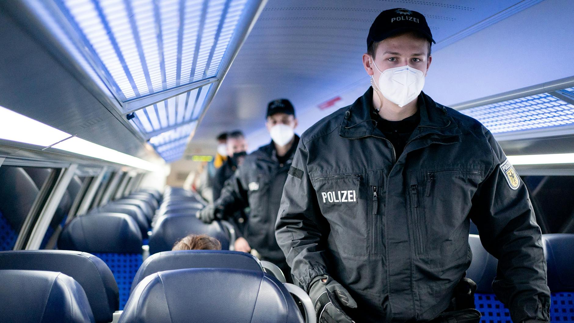 Haben alle ihre Maske auf? Kontrolle in einem Regionalzug in Berlin.