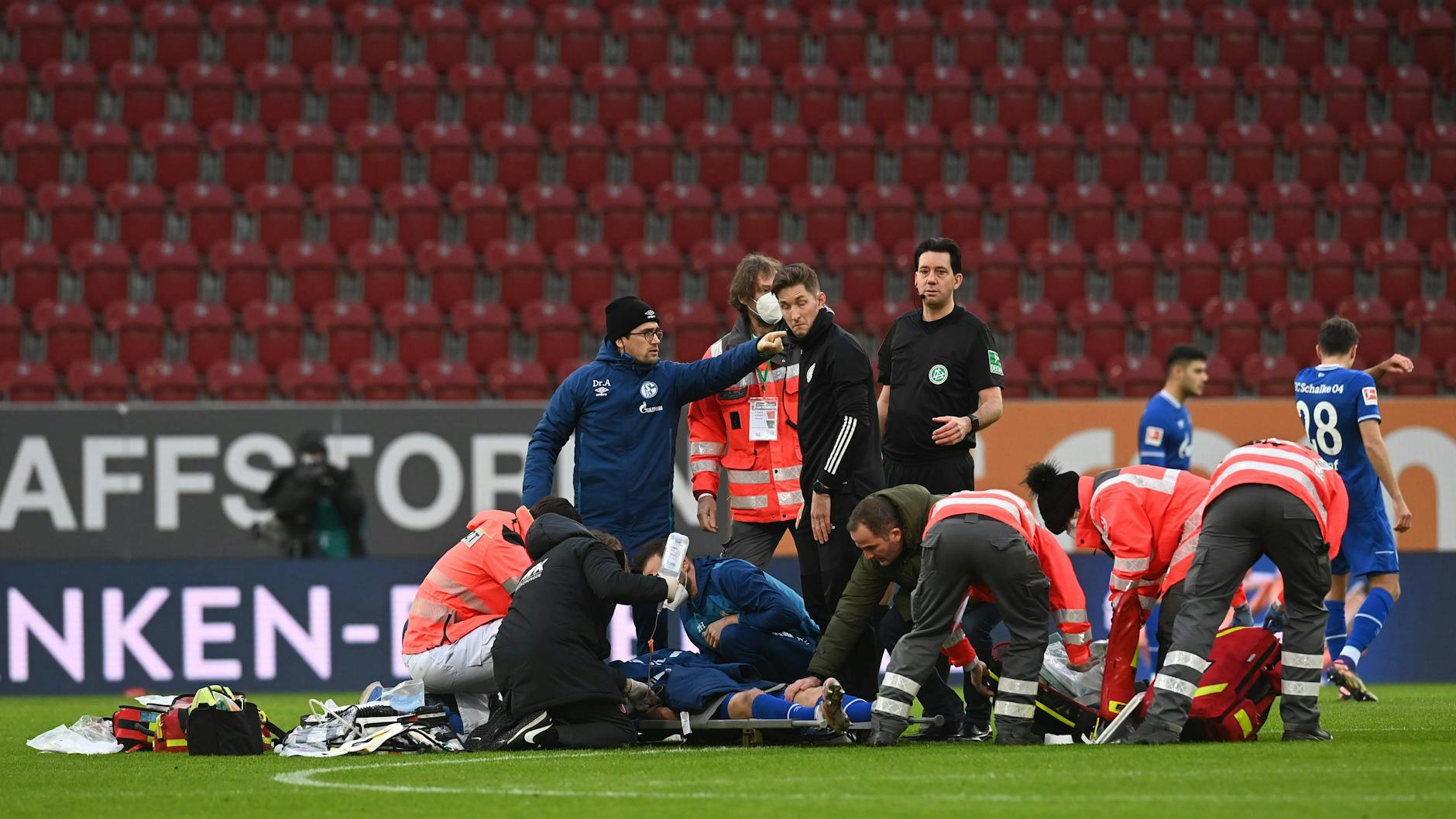 Minutenlang wurde Uth auf dem Platz behandelt. 