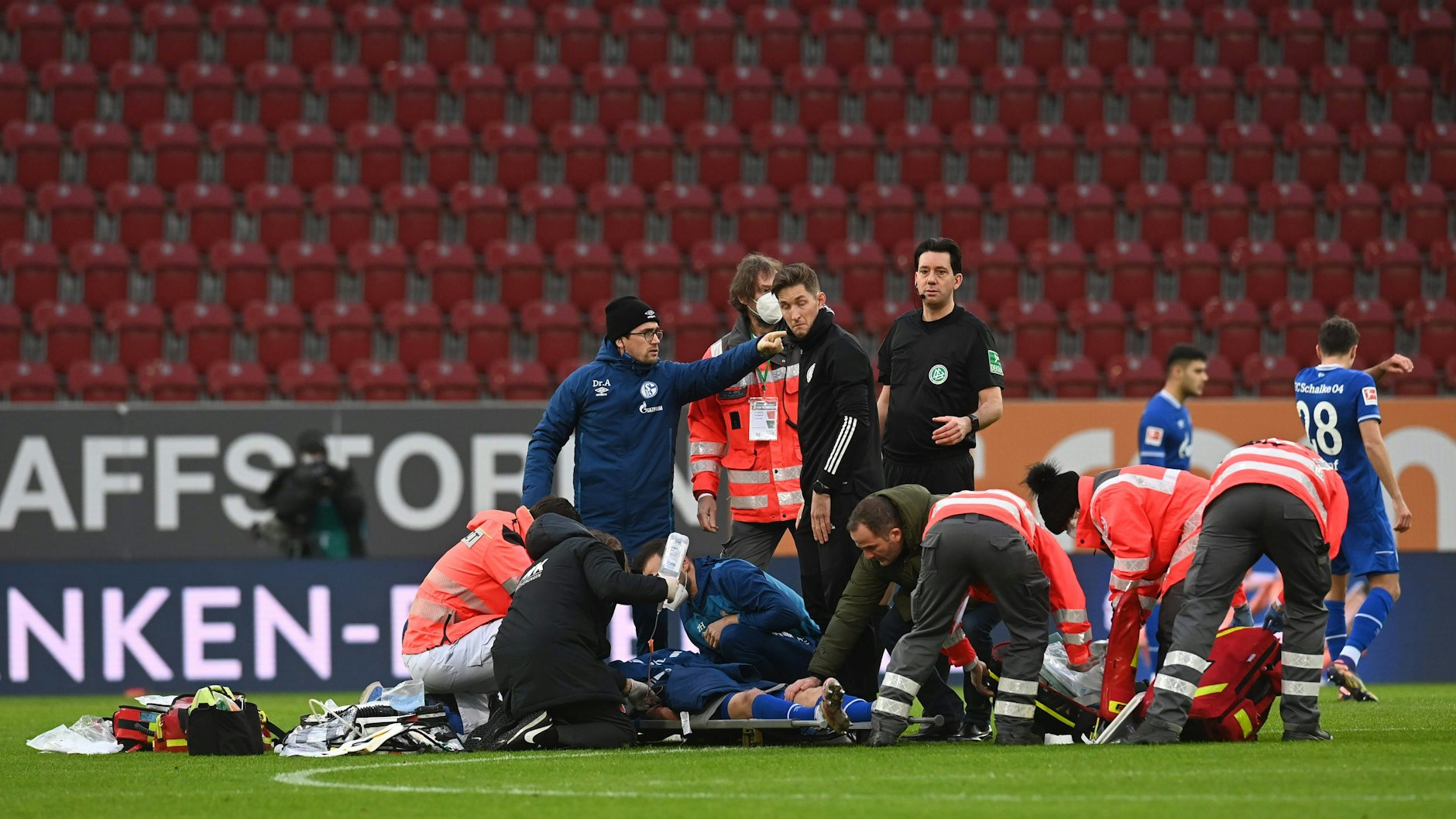 Minutenlang wurde Uth auf dem Platz behandelt.&nbsp;