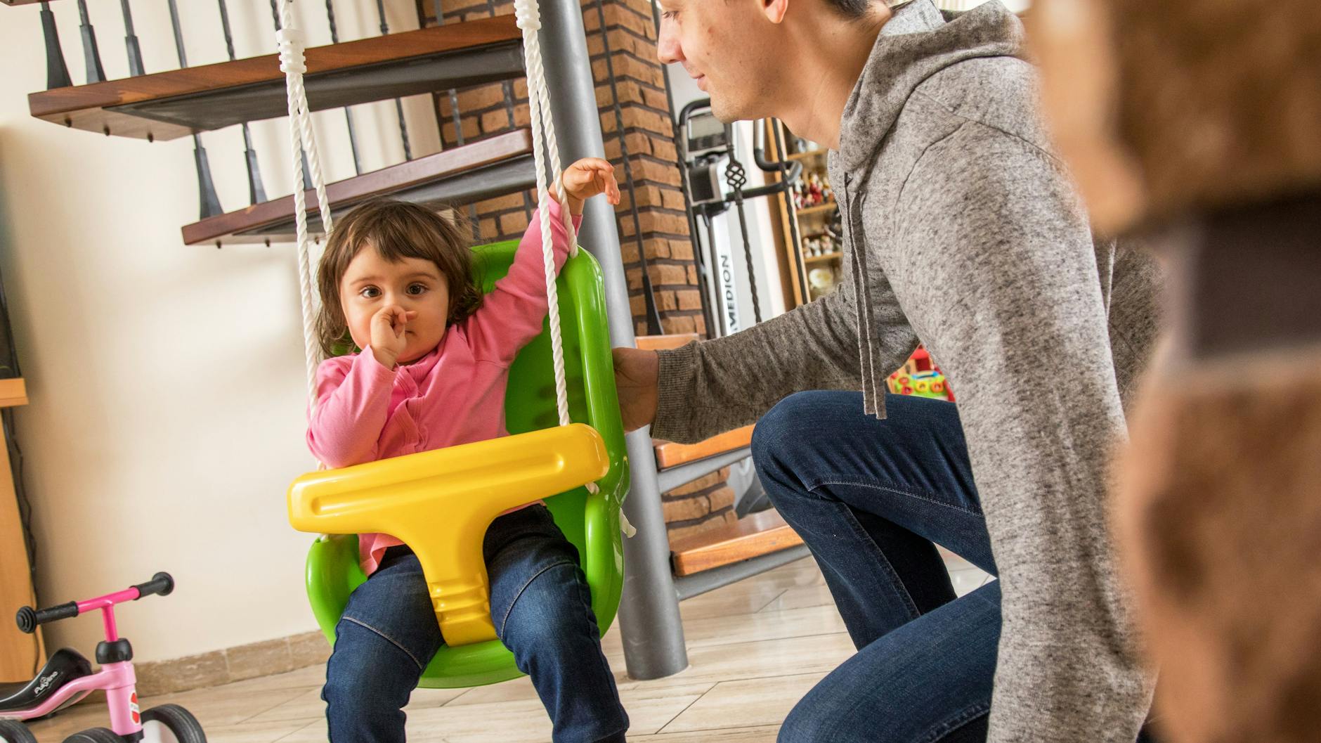 Die Kinder sollen jetzt wieder zu Hause bleiben. Wer als berufstätiger Elternteil für die Betreuung eingespannt ist, hat Anspruch auf Entschädigung. 