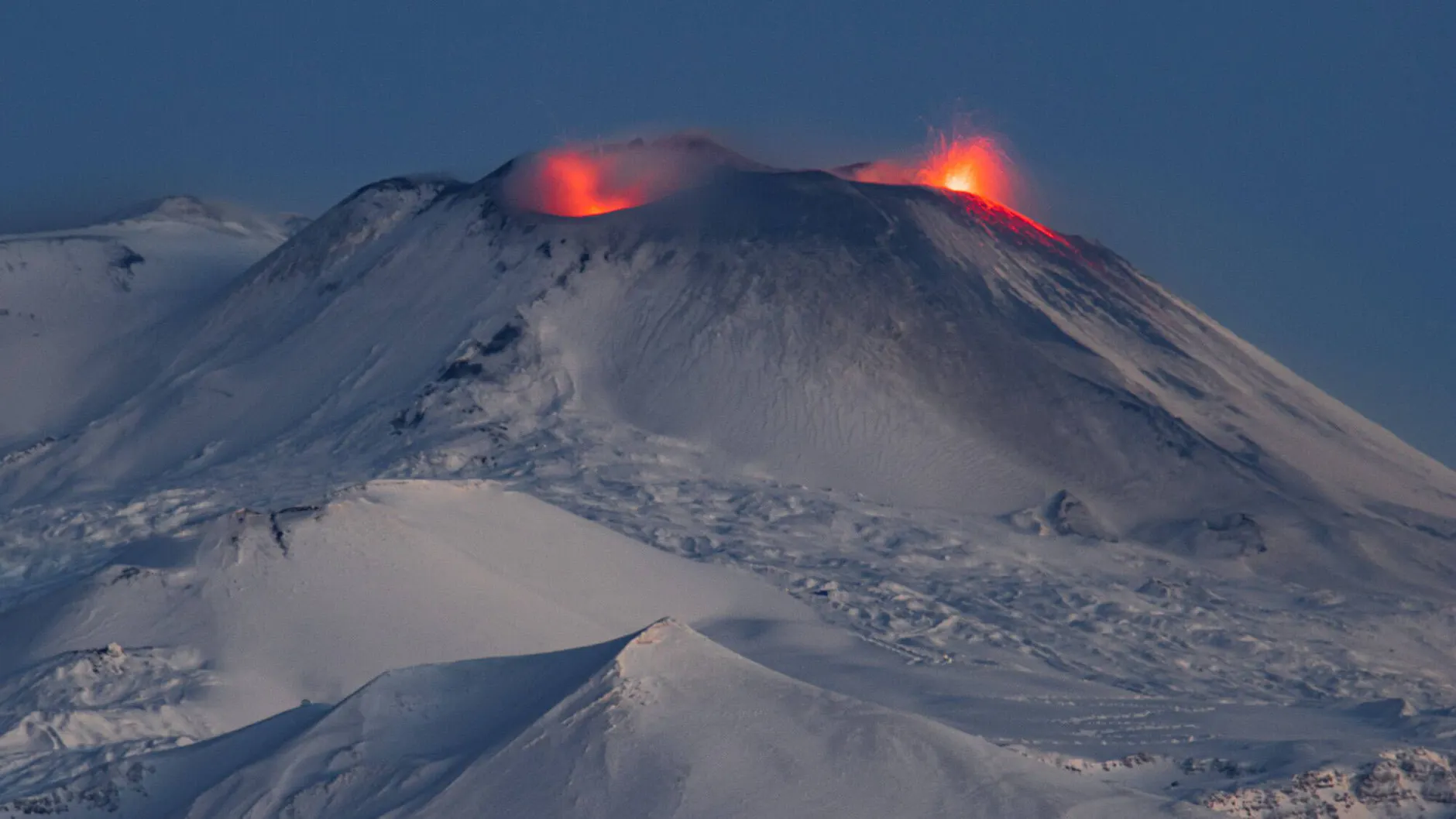 Vulkan Ätna auf Sizilien spuckt Lava