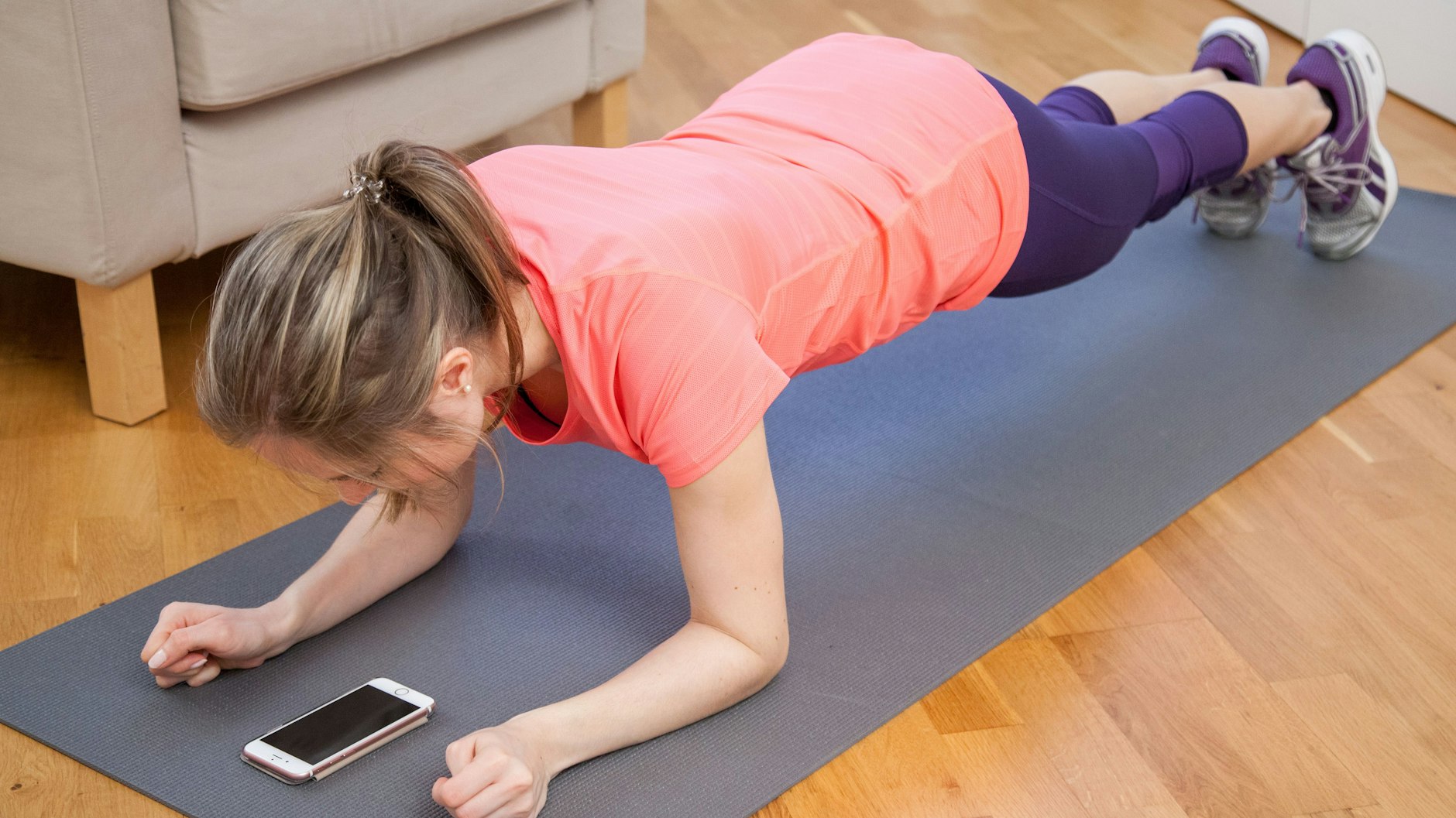 Lieber mit Gummimatte: Der heimische Trainingsbereich sollte genug Platz und einen rutschfesten Untergrund bieten.