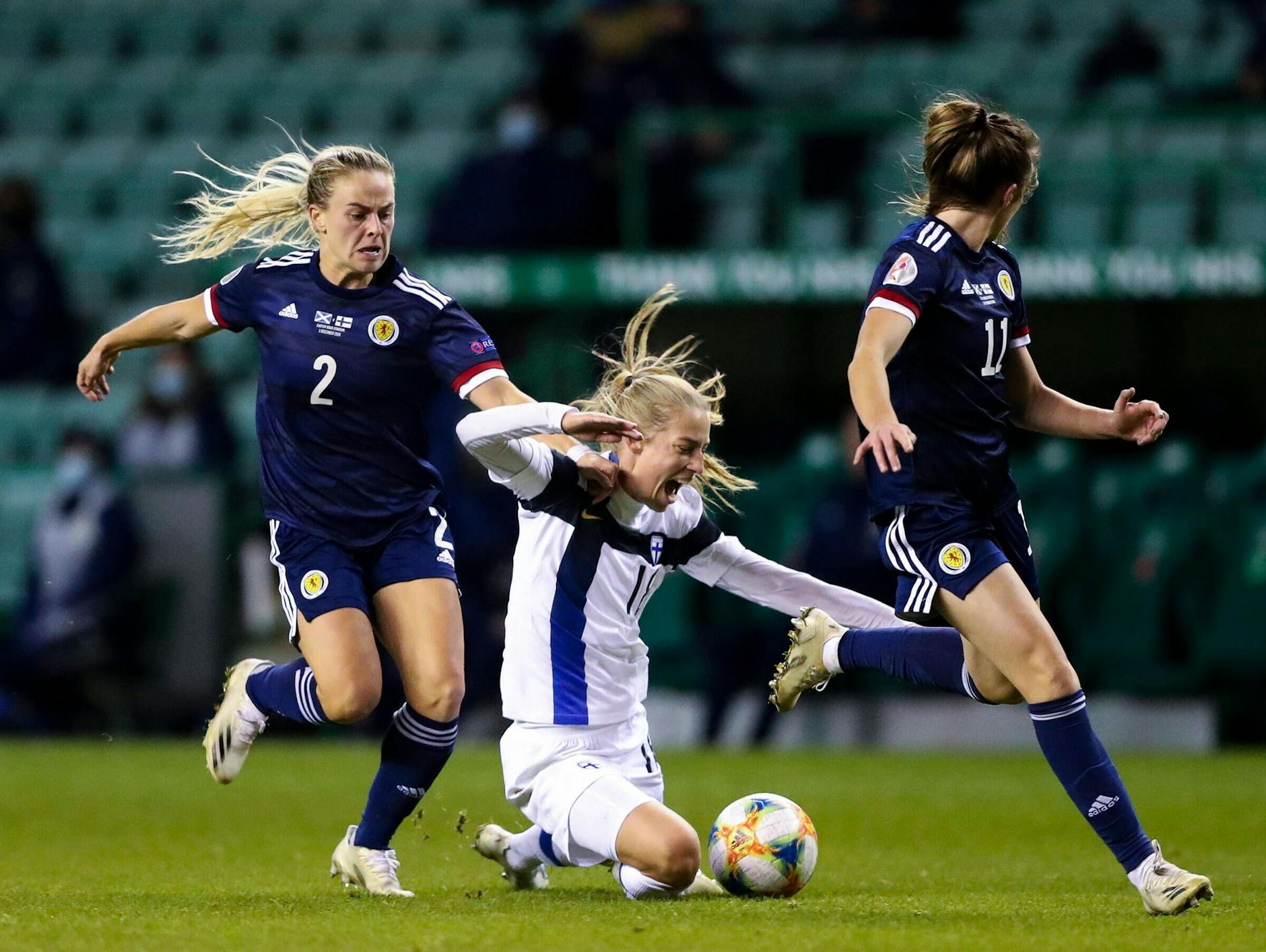 Das Länderspiel Schottland gegen Finnland bei den Fußbal-Europameisterschaten der Frauen am 1. Dezember 2020. Kirsty Smith, die schottische Nummer 2 foult Linda Sallstrom, die finnische Nummer 18, in Edinburgh. 