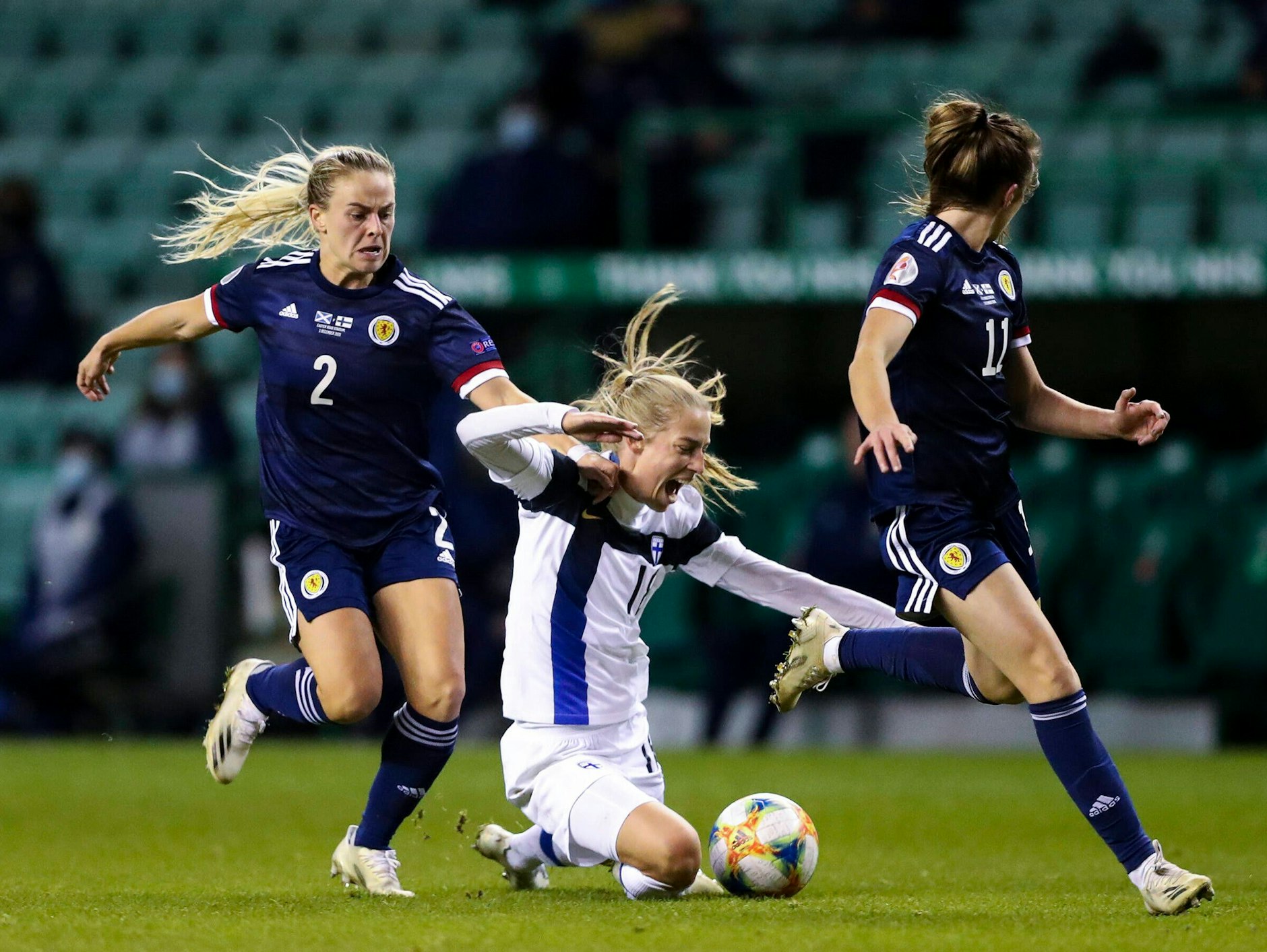 Das Länderspiel Schottland gegen Finnland bei den Fußbal-Europameisterschaten der Frauen am 1. Dezember 2020. Kirsty Smith, die schottische Nummer 2 foult Linda Sallstrom, die finnische Nummer 18, in Edinburgh.&nbsp;