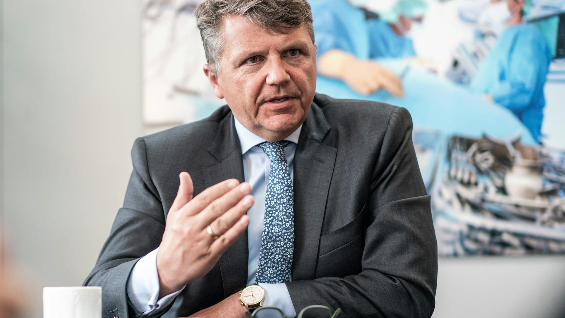Stephan Sturm kritisiert die Corona-Politik. Sie ist seiner Meinung nach zu sehr auf Intensivbettkapazitäten ausgerichtet.