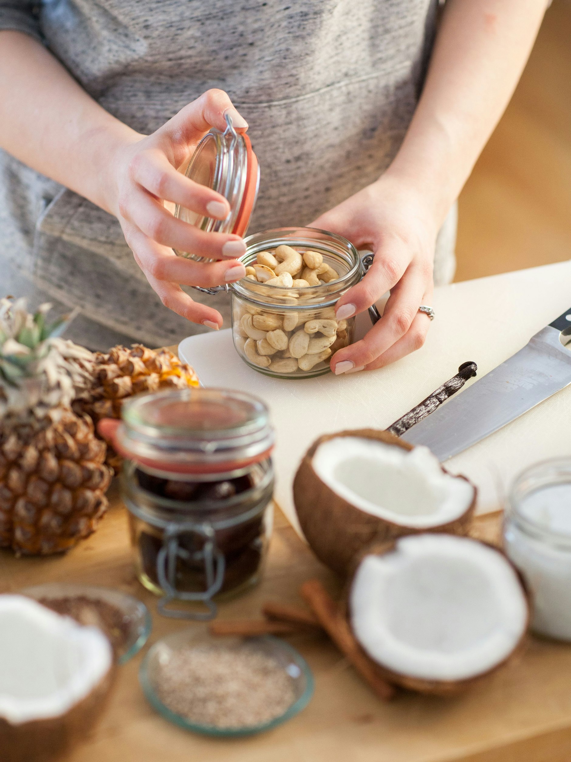 Wer sein Müsli selber mischt, weiß, was drin ist, und kann Zucker einsparen.
