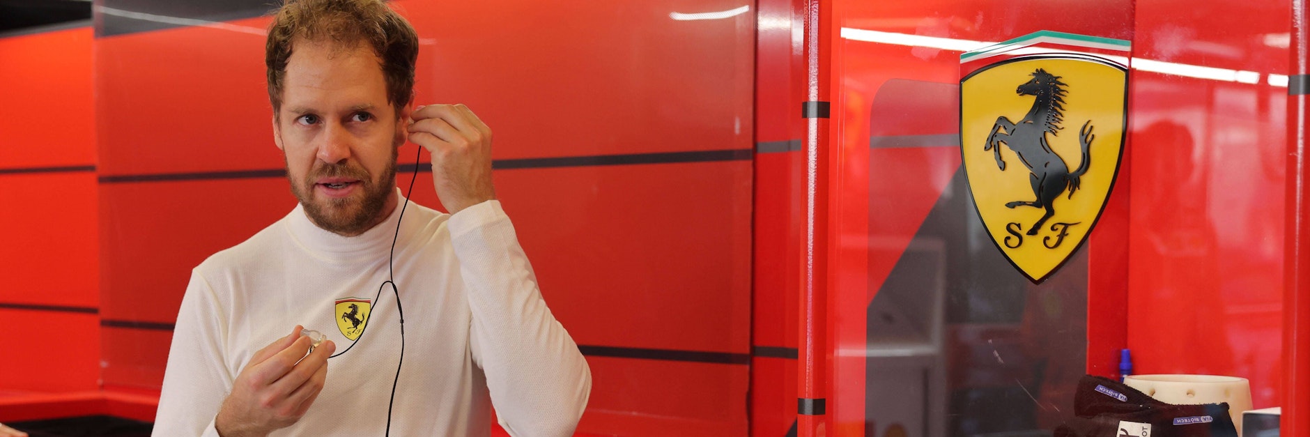 Na bitte, geht doch! In Abu Dhabi zeigt Sebastian Vettel in der Ferrari-Garage wenigsten den Anflug eines Lächelns.