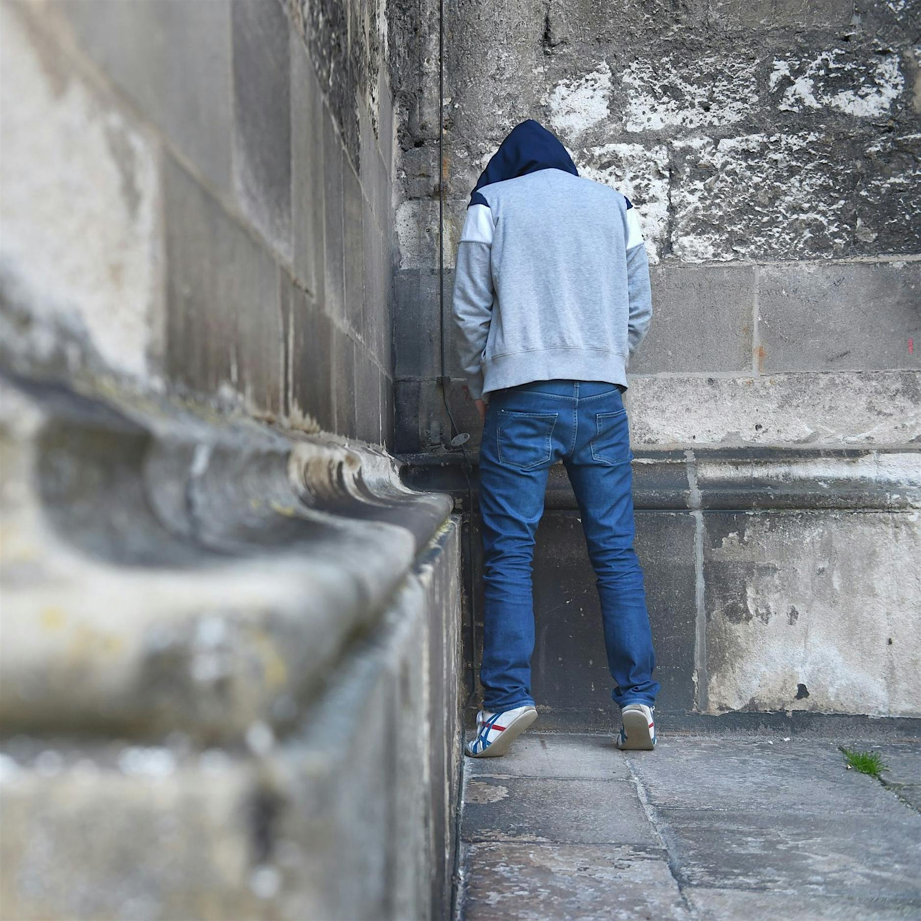 Mann pinkelt an Straßenrand und wird angeschossen