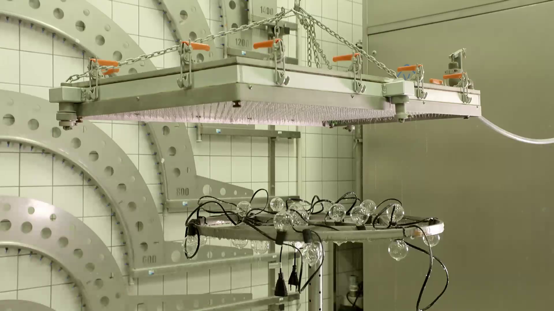 Beim VDE wurde die chinesische Lichterkette, die bei Amazon sehr gute Bewertungen geerntet hatte, im Labor beregnet. Das Resultat: Wasser drang in die Fassungen ein, eine tödliche Gefahr durch Stromschlag drohte. 