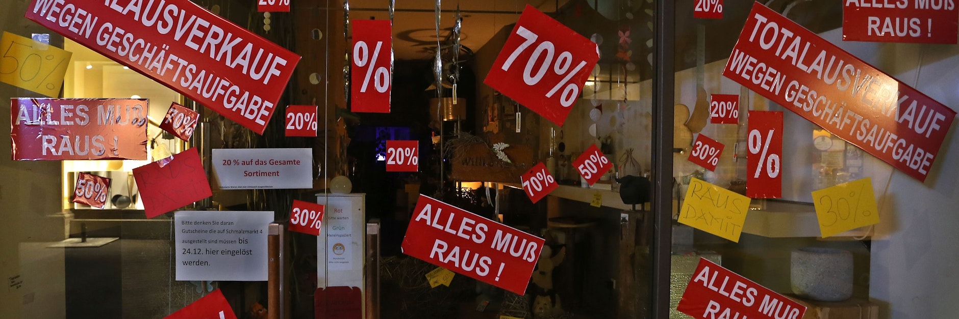 Ein Einzelhändler gibt auf, verschleudert seine Ware kurz vor dem Lockdown mit hohen Rabatten.