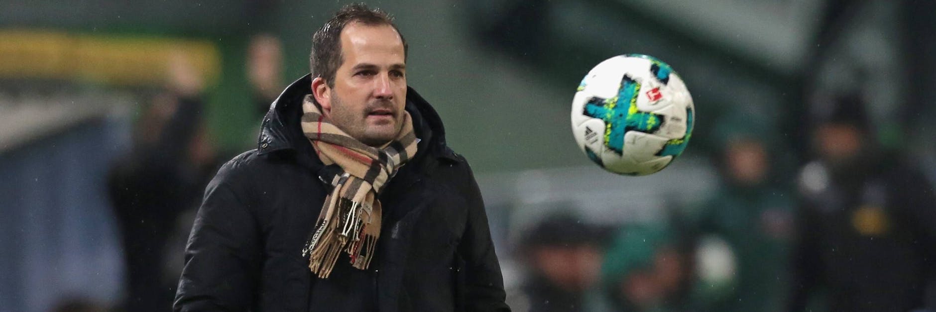 Bitte alle mal herschauen, das ist ein Ball! Manuel Baum, Trainer des Bundesligaschlusslichtes, muss den Schalkern jetzt die Grundlagen des Spiels vermitteln. 