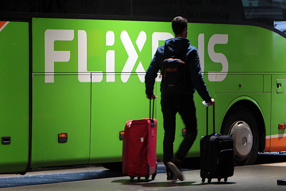 Ein Reisender steigt in einen Fernbus von Flixbus ein. Das ist ab Donnerstag nicht mehr möglich.&nbsp;