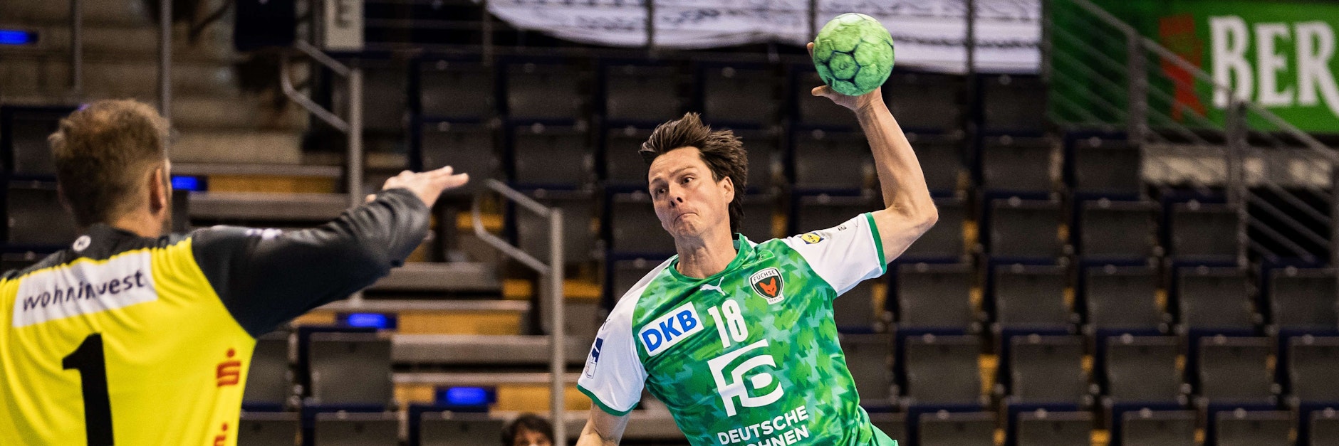 Füchse-Torjäger Hans Lindberg schenkt Stuttgart-Torwart Jogi Bitter einen ein.