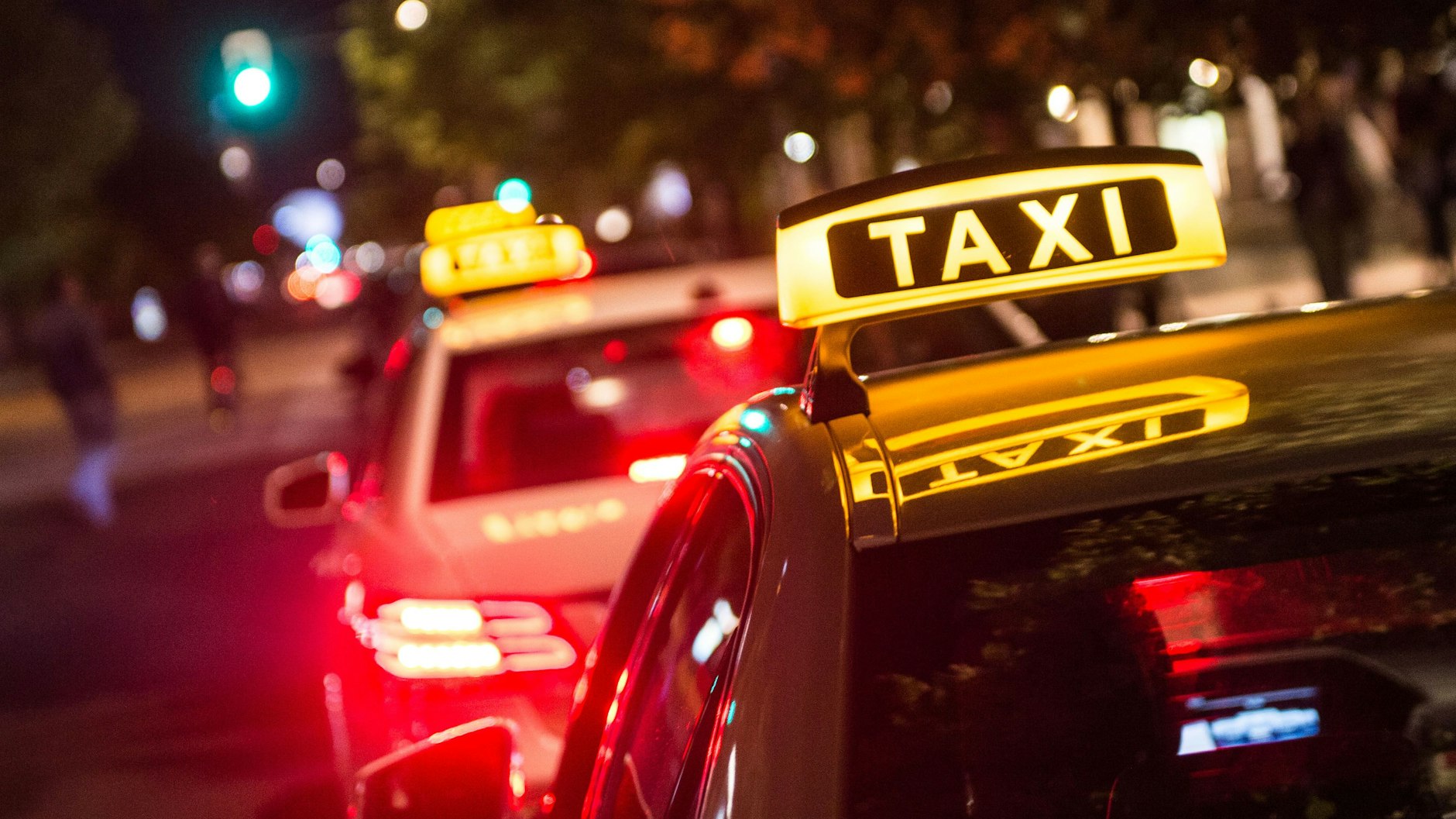 Warten auf Fahrgäste: Taxis an einem Taxistand in Berlin.