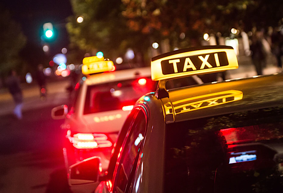 Warten auf Fahrgäste: Taxis an einem Taxistand in Berlin.