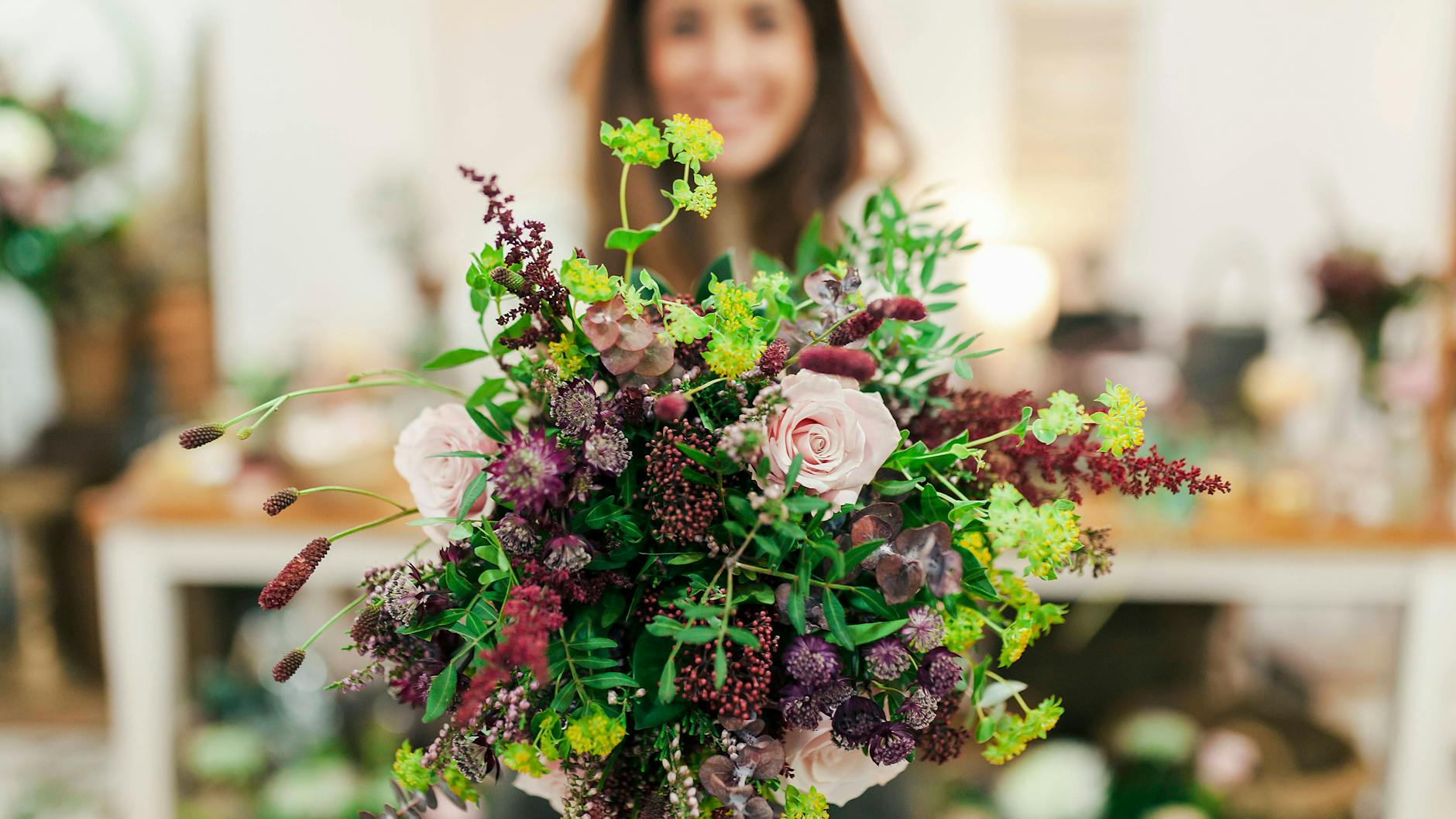 Blumenläden müssen im Lockdown schließen. Allerdings können Kunden Ware weiter bestellen, sie sich liefern lassen oder vor der Ladentür abholen.