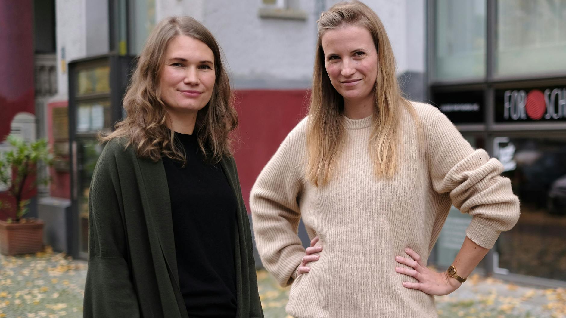Nina Krake (r.) und Tabea Börner stellen mit ihrem Upcycling-Label ForSchur in Prenzlauer Berg hochwertige Kinderkleidung aus Kaschmir- und Merinowolle her.<br><br>
