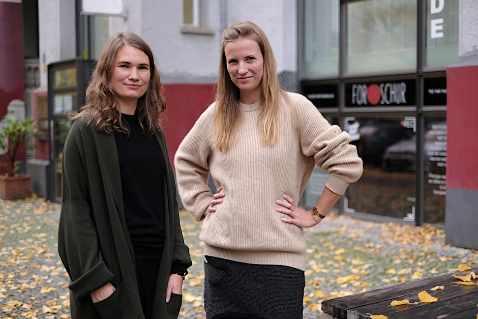 Nina Krake (r.) und Tabea Börner stellen mit ihrem Upcycling-Label ForSchur in Prenzlauer Berg hochwertige Kinderkleidung aus Kaschmir- und Merinowolle her.<br><br>