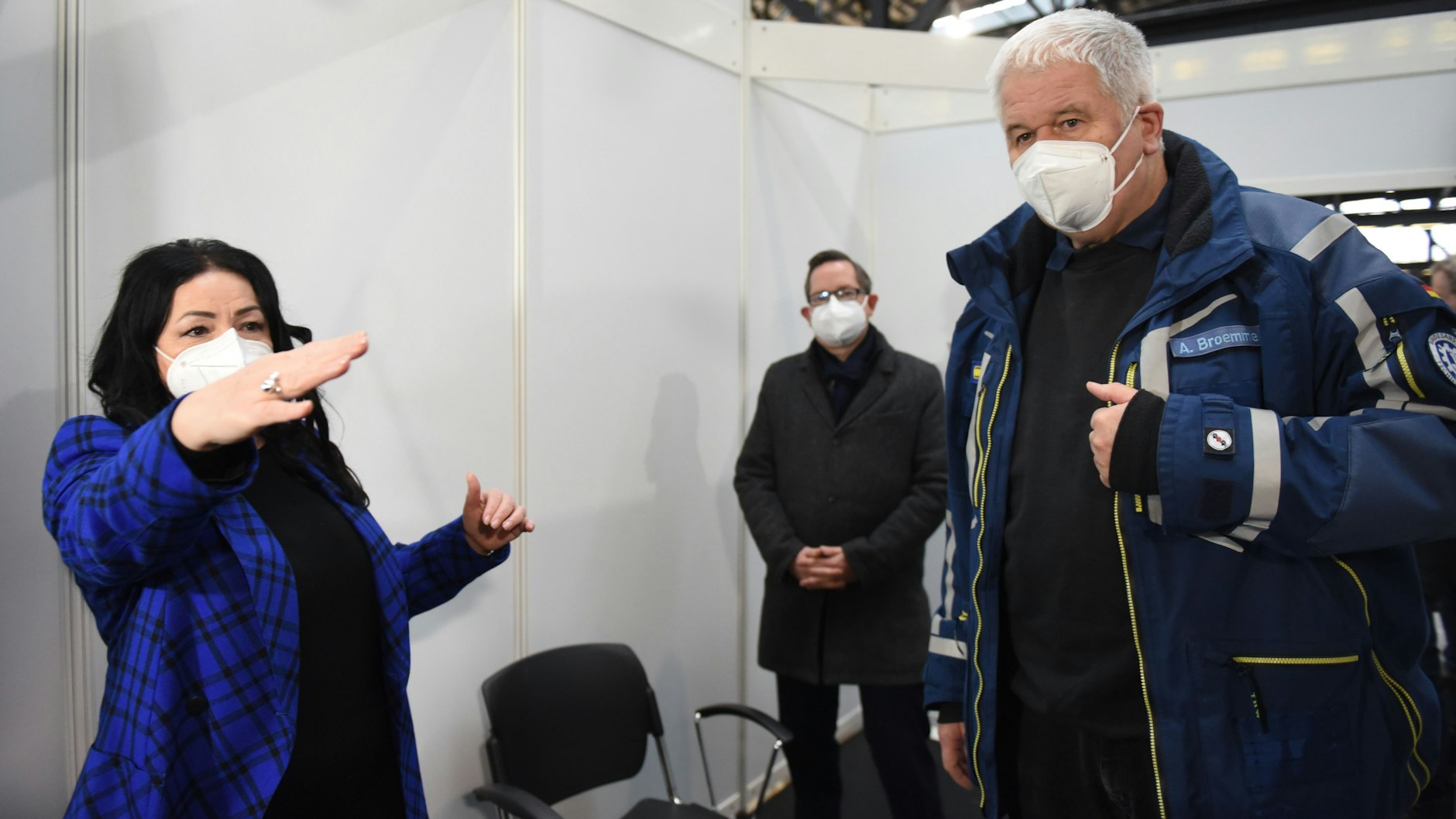 Gesundheitssenatorin Dilek Kalayci und Organisator Albrecht Broemme im Impfzentrum Arena Treptow. <br><br>