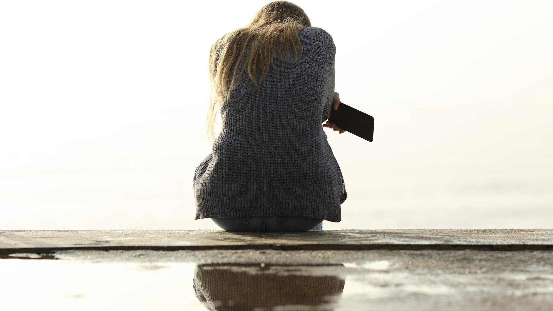 Immer mehr Menschen fühlen sich durch die Pandemie psychisch belastet. Auf Therapieplätze muss man allerdings monatelang warten. 