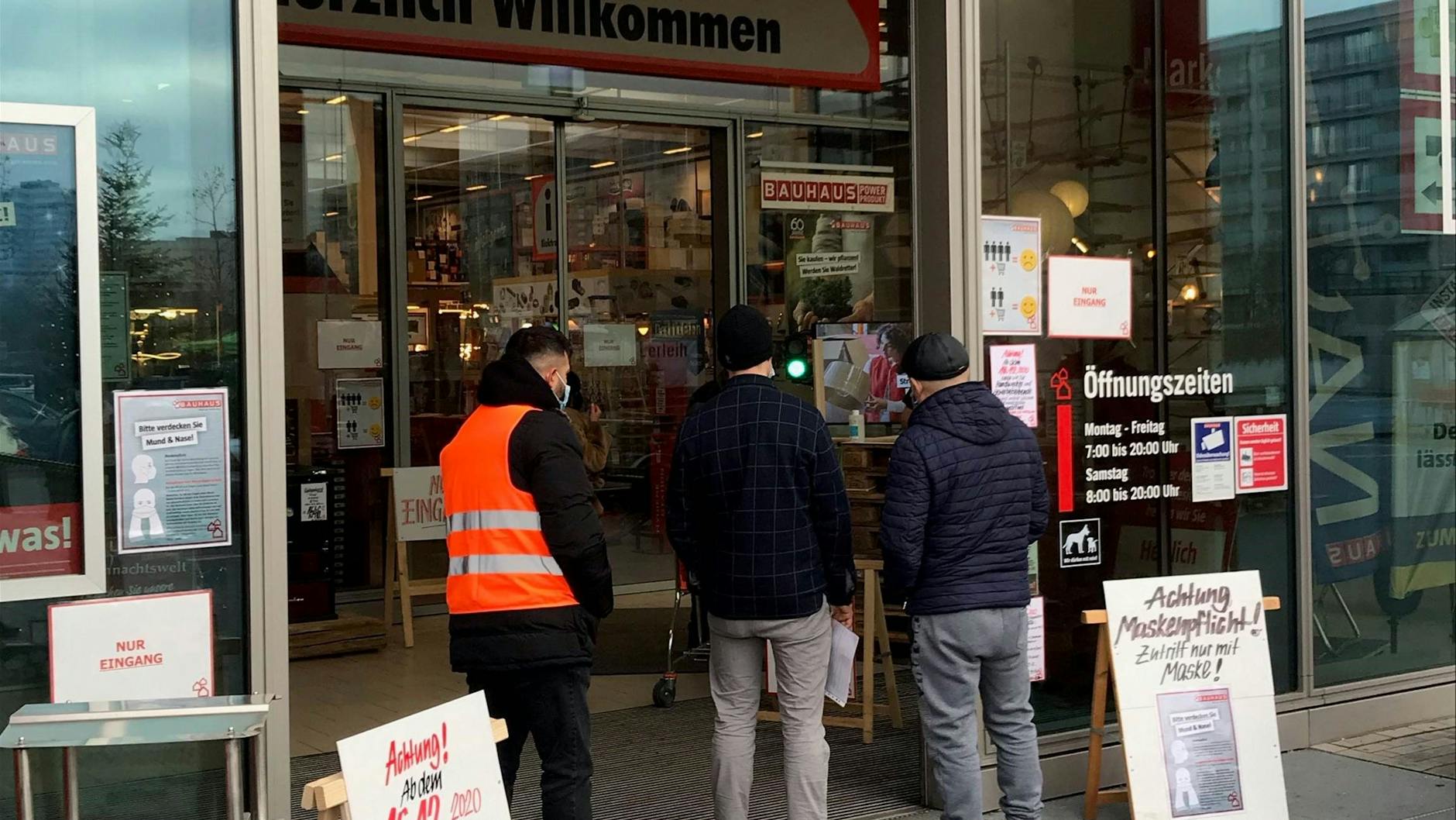 Der Baumarkt m Kurfürstendamm: Nur wer Handwerker ist und eine Gewerbekarte hat, darf hinein. Alle anderen Berliner können auf dem Parkplatz des Marktes höchstens einen Weihnachtsbaum kaufen.<br><br><br><br>