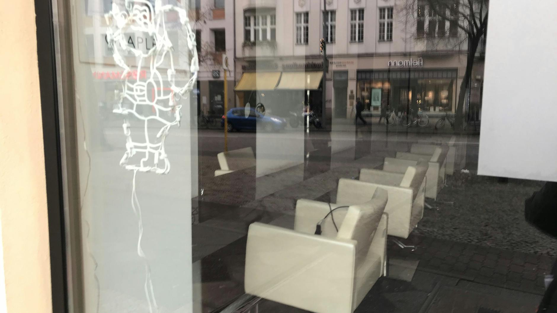 Leere Stühle im Friseur-Laden am Teltower Damm: Auch dieses Geschäft musste wegen des Lockdowns schließen.<br><br><br><br>