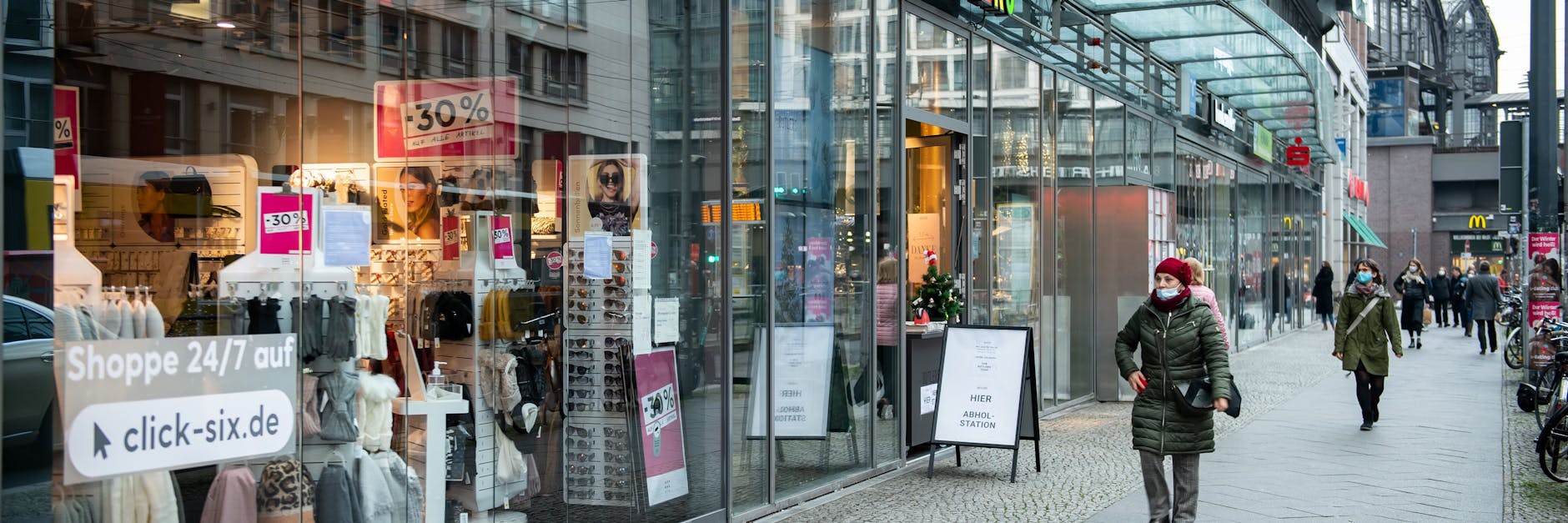 Geschlossene Geschäfte: Das hektische Treiben an der Friedrichstraße ist vorbei. 